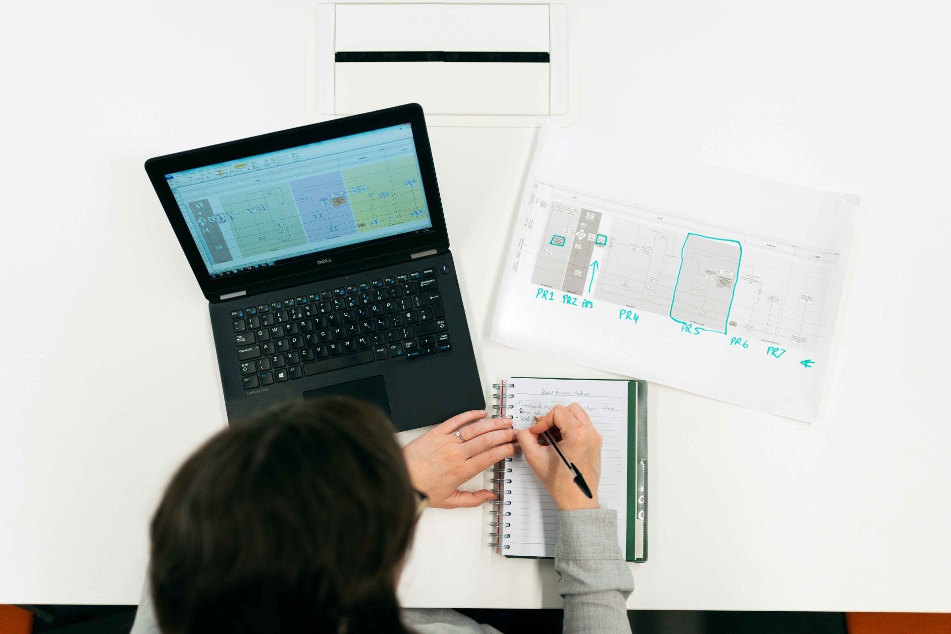 Elektroplanung am Laptop mit Schaltplan