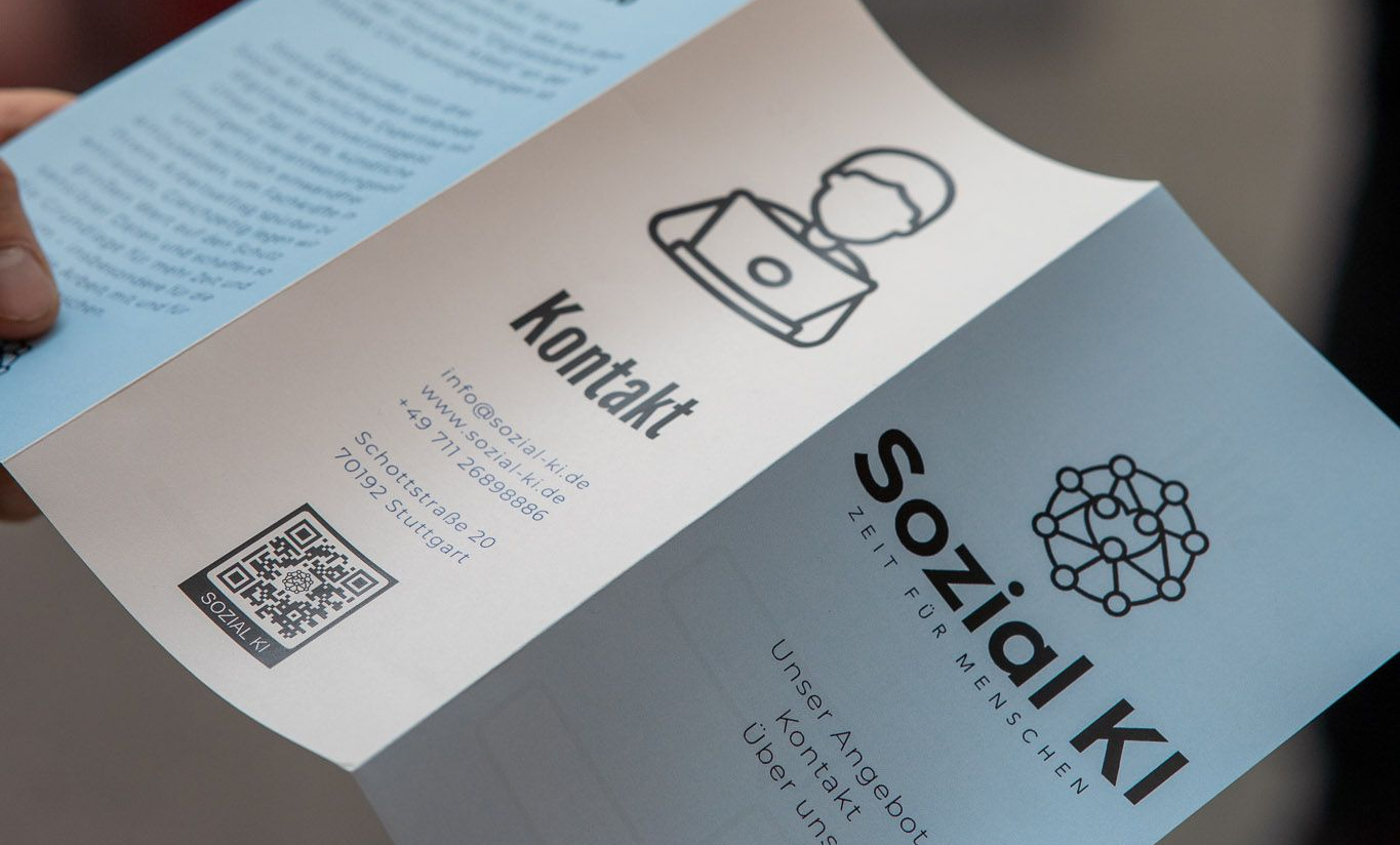 In einer Hand gehaltener Sozial KI Flyer