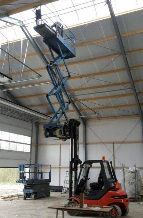 Warehouse aerial lift