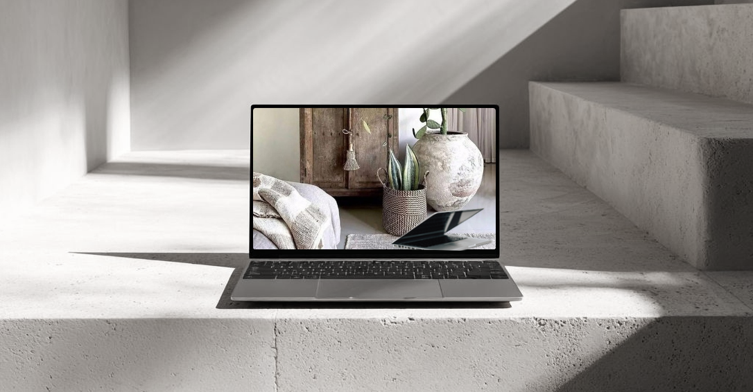 Laptop steht auf einer Steintreppe