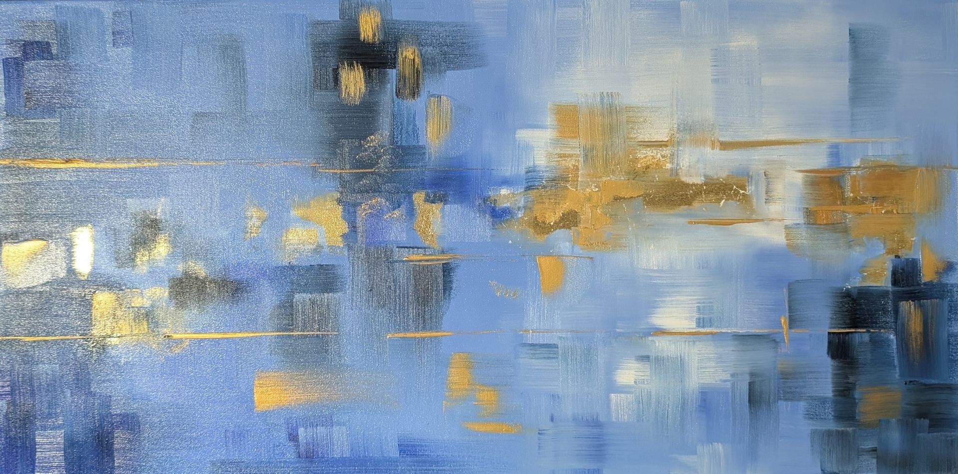 Abstraktes Gemälde in Blau- und Goldtönen. Pinselstriche erzeugen einen strukturierten Effekt.