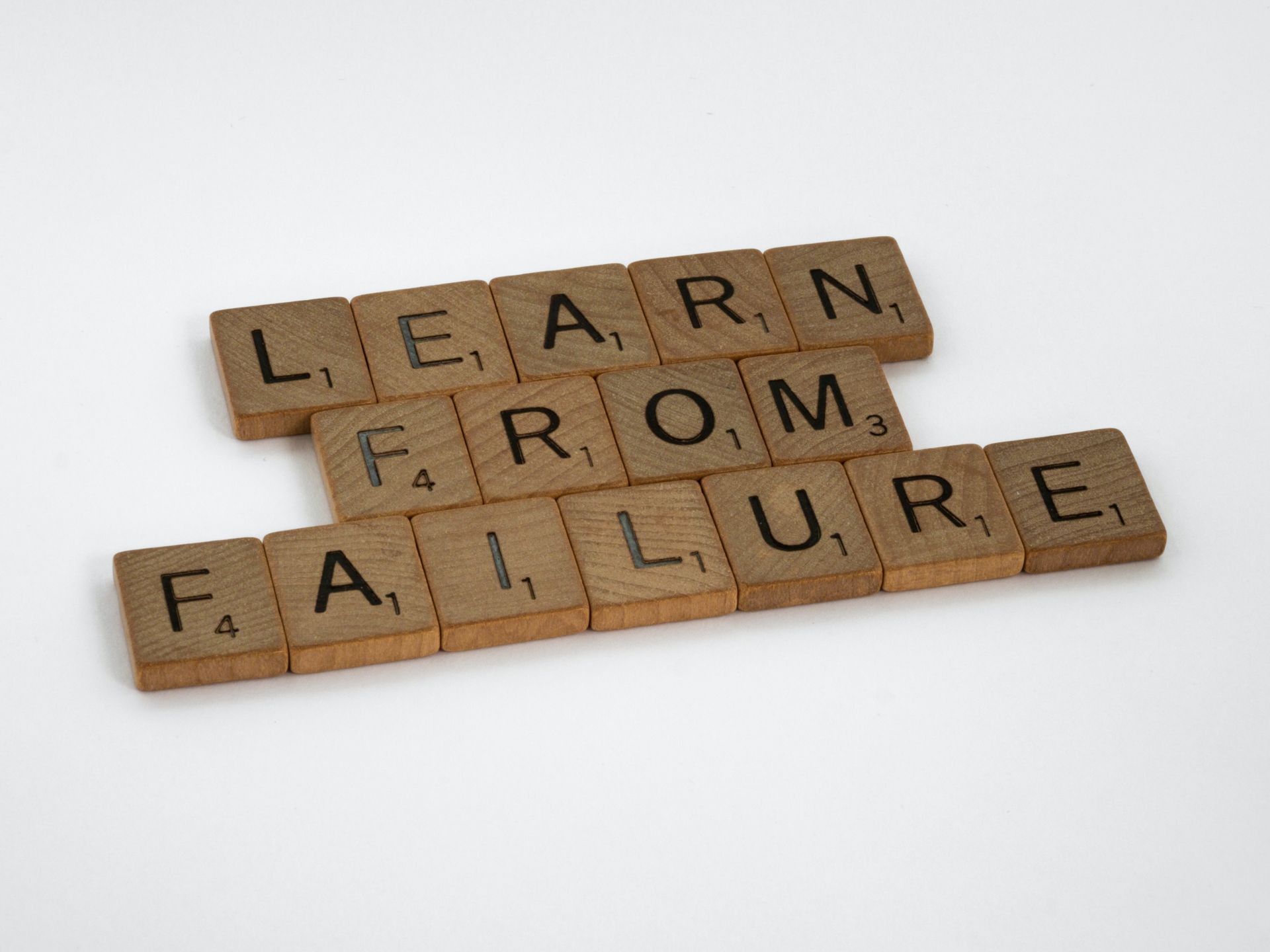 Holzsteine mit dem Wort Learn from Failure