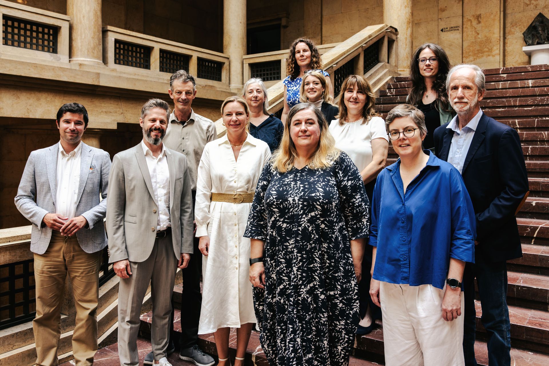Bild: HMTM
Erste Reihe (v.l.n.r.): Yannick Kunz (HMTM), Prof. Rainer Kotzian (HfMN), Stephanie Jacobs (StMWK), Prof. Karen Pontoppidan (AdbKM), Prof. Lydia Grün (HMTM); 
zweite Reihe (v.l.n.r.): Daniel Sponsel (HFF), Prof. Eva von Platen-Hallermund (AdBKN), Marina Weber (HfMN), Dr. Susanne Balthasar (HfMWü), Prof. Dr. Christoph Wünsch (HfMWü); 
dritte Reihe (v.l.n.r): Corinna Deschauer (AdBKM), Gila Sommerrock (HFF)
