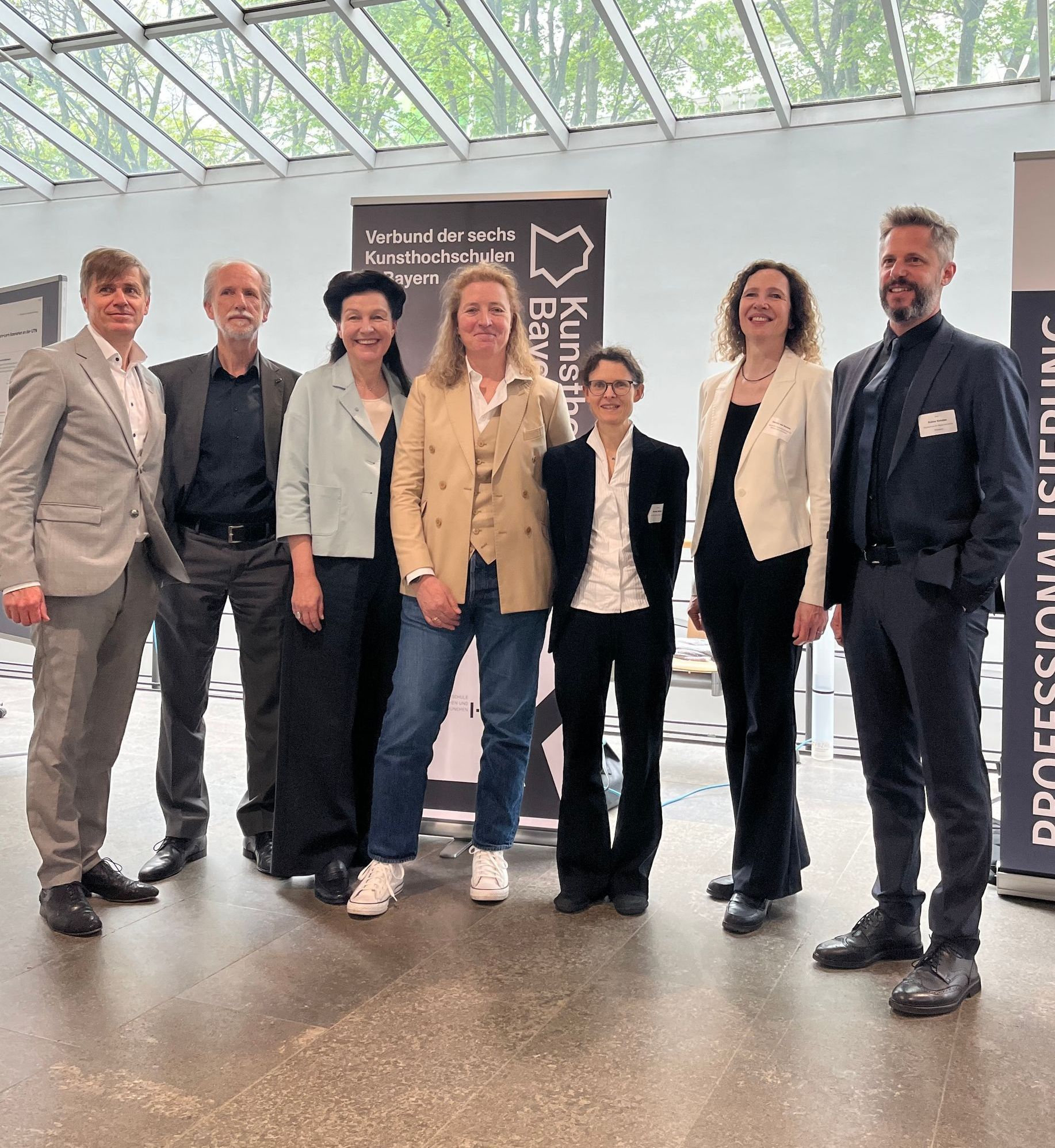 Gratulation an die Preisträgerinnen der bayerischen Kunsthochschulen (v. l. n. r.: Prof. Holger Felten, Präsident der Akademie der Bildenden Künste Nürnberg; Prof. Dr. Christoph Wünsch, Präsident der Hochschule für Musik Nürnberg; Prof. Bettina Reitz, Präsidentin der Hochschule für Fernsehen und Film München; Prof. Dr. Michaela Krützen, Professorin an der Hochschule für Fernsehen und Film & Preisträgerin, Prof. Maren Wilhelm, Professorin an der Hochschule für Musik Nürnberg und Preisträgerin; MinRätin Patricia von Garnier, Bayerisches Staatsministerium für Wissenschaft und Kunst; Prof. Rainer Kotzian, Präsident der Hochschule für Musik Nürnberg und Vorsitzender von Kunsthochschule Bayern – Foto: Julia Carls)  