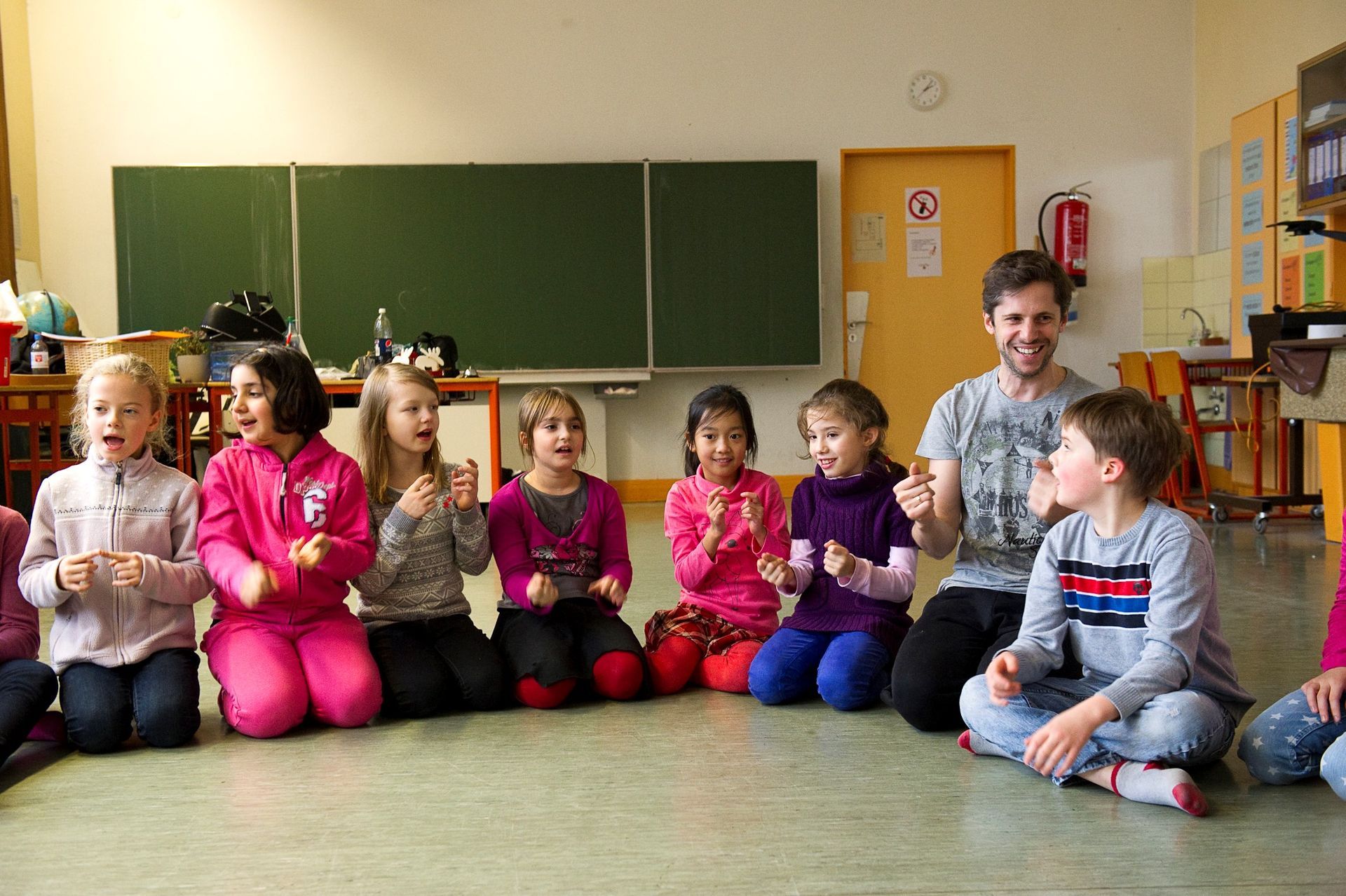 Kinder beim Musizieren in der Schule (Foto: Staatstheater Nürnberg) 