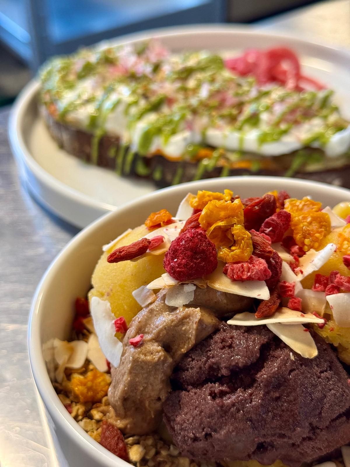 Burrata Stulle & Acai-Mango-Bowl | Brunch & Frühstück | Tagbar