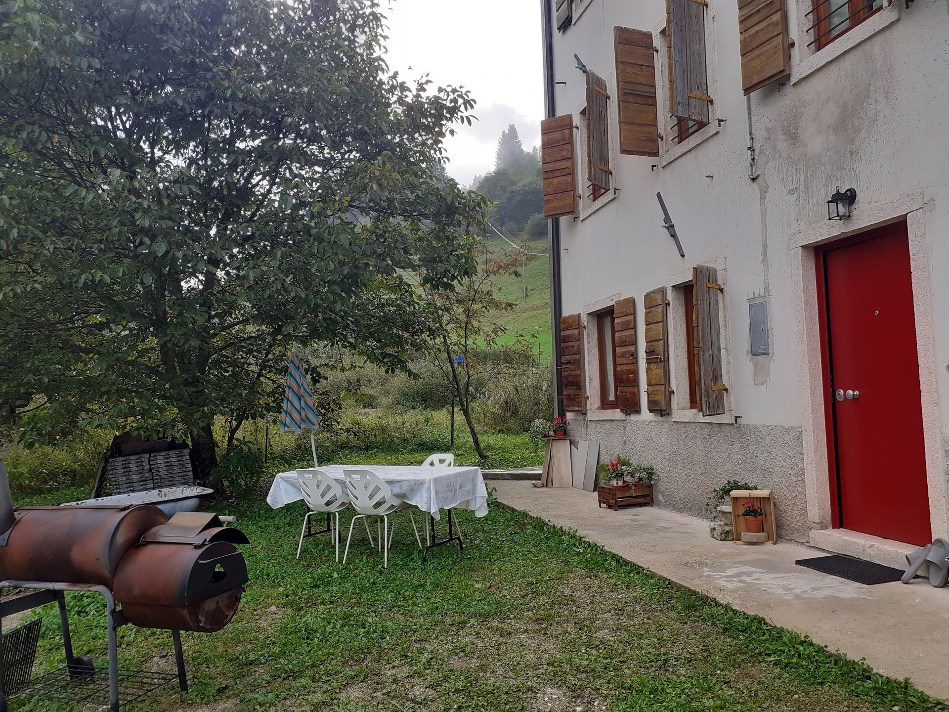 Garten mit Grillstelle