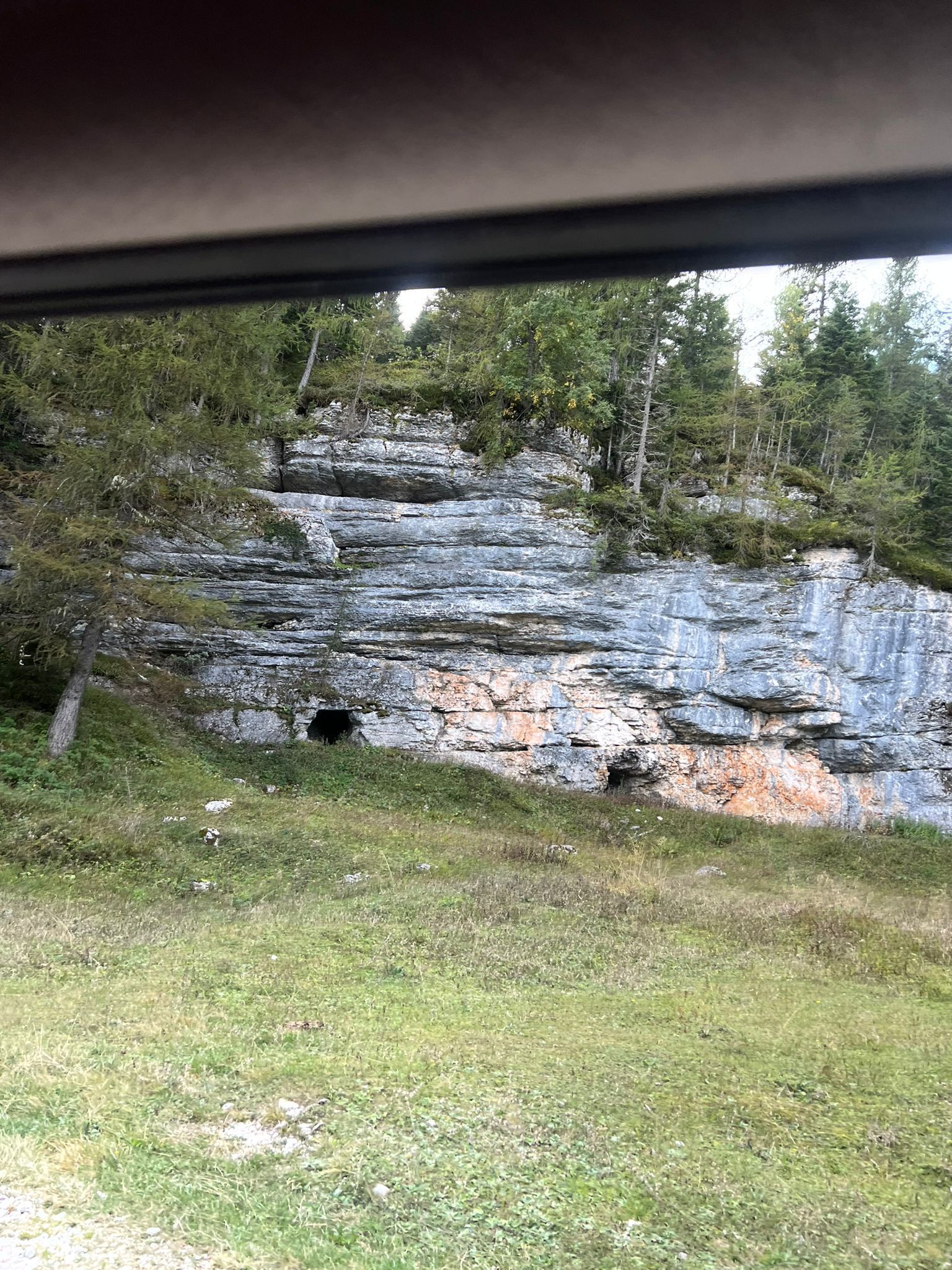 Felswand mit Höhlen