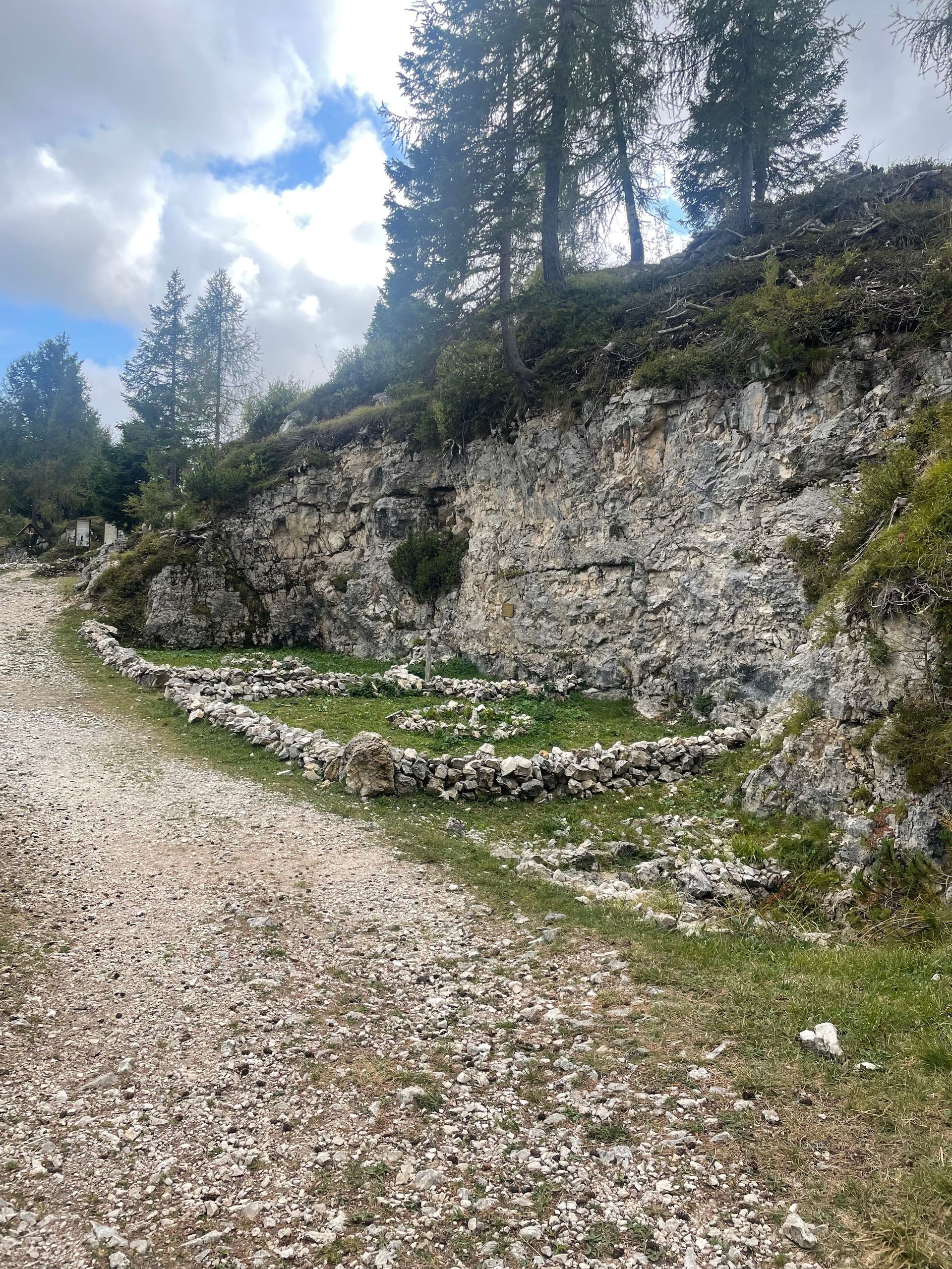 Felswand mit Steinmauern