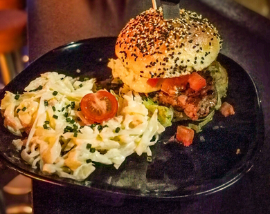 Food & Drinks - Pizza, Homemade Burger, Salate und Tapas.