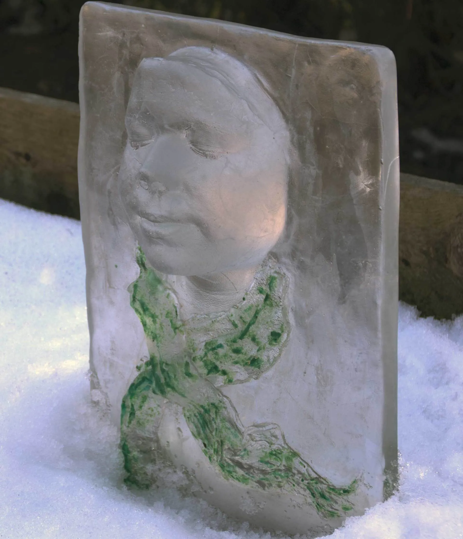 Portrait aus Glas, Relief