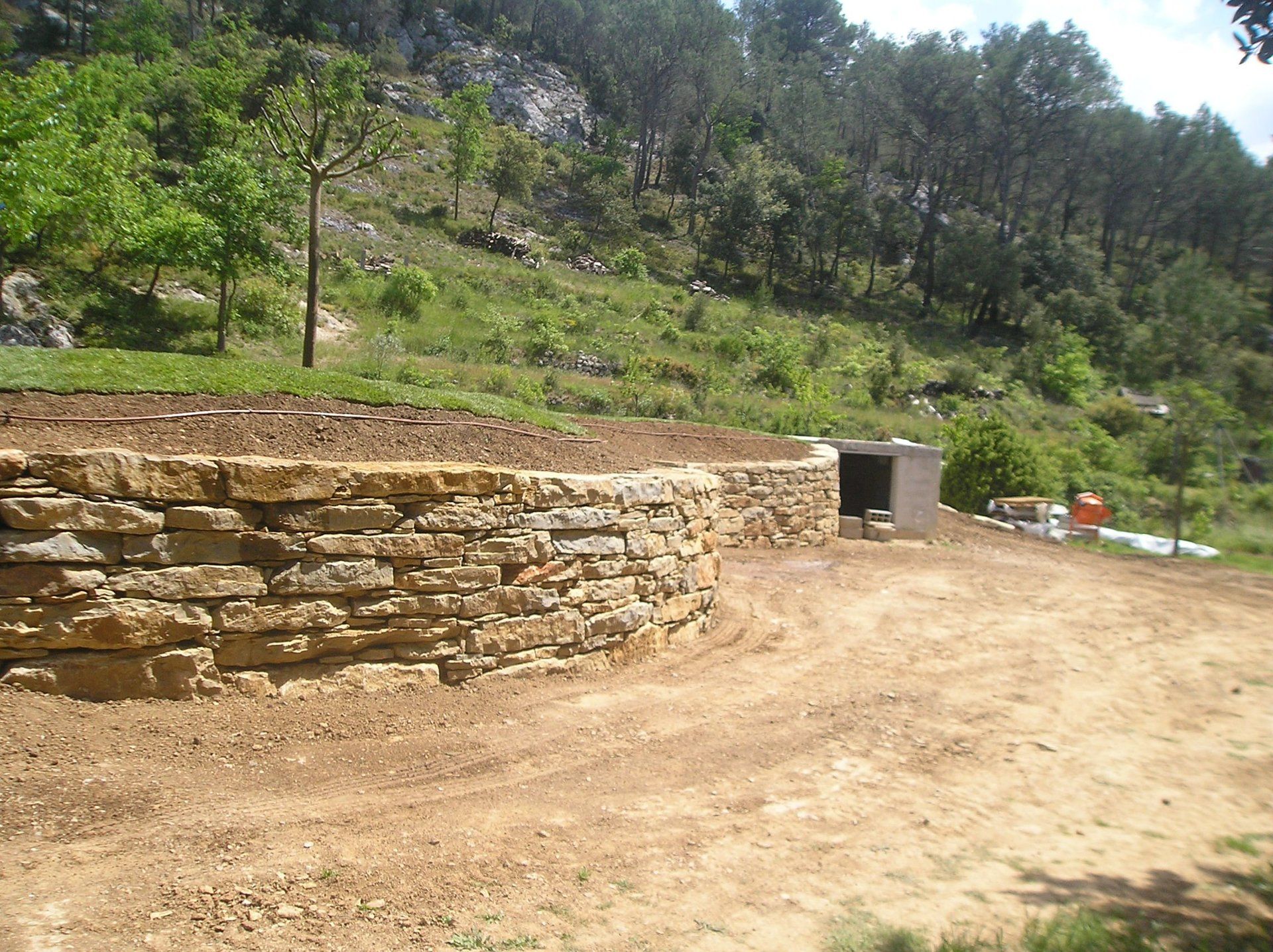 mur de soutènement, pierre naturelle, pierre de la cadière, poteaux en bois