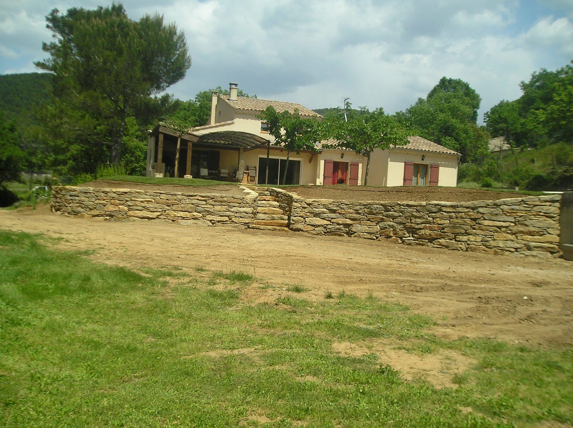 mur de soutènement, pierre naturelle, pierre de la cadière, poteaux en bois