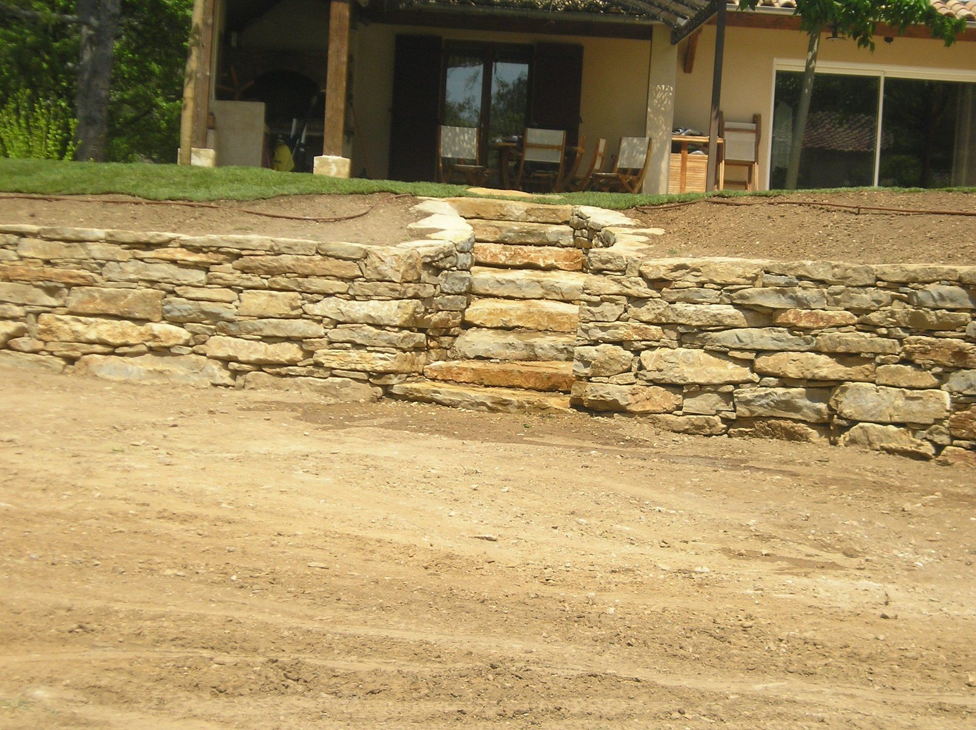 mur de soutènement, pierre naturelle, pierre de la cadière, poteaux en bois