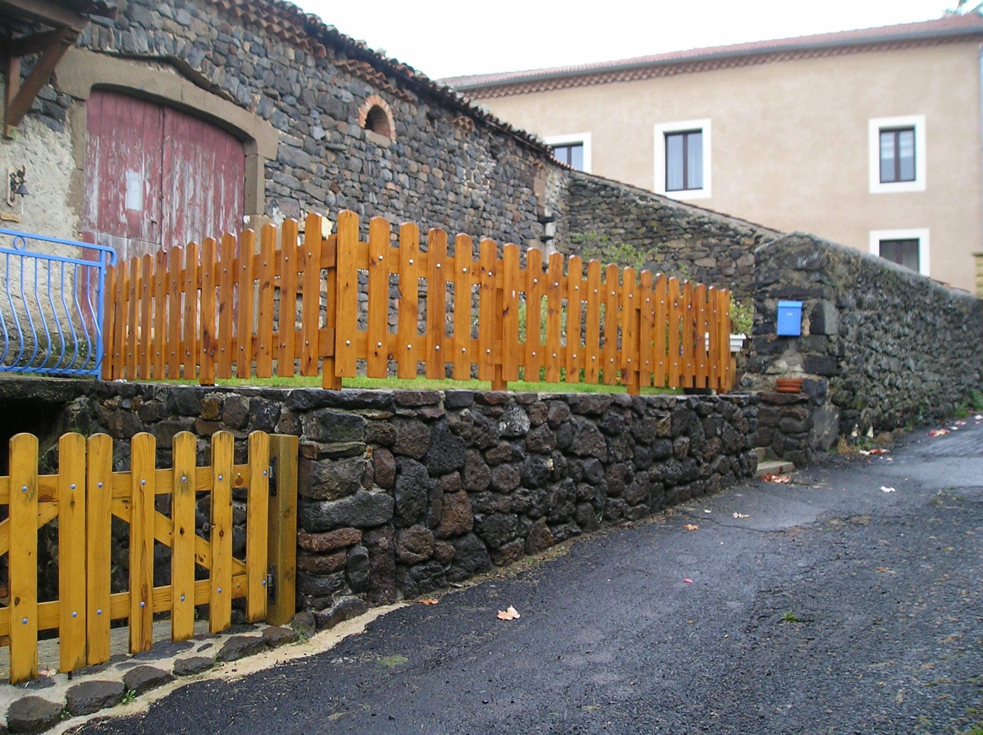 mur de soutènement, pierre naturelle, pierre de la cadière, poteaux en bois