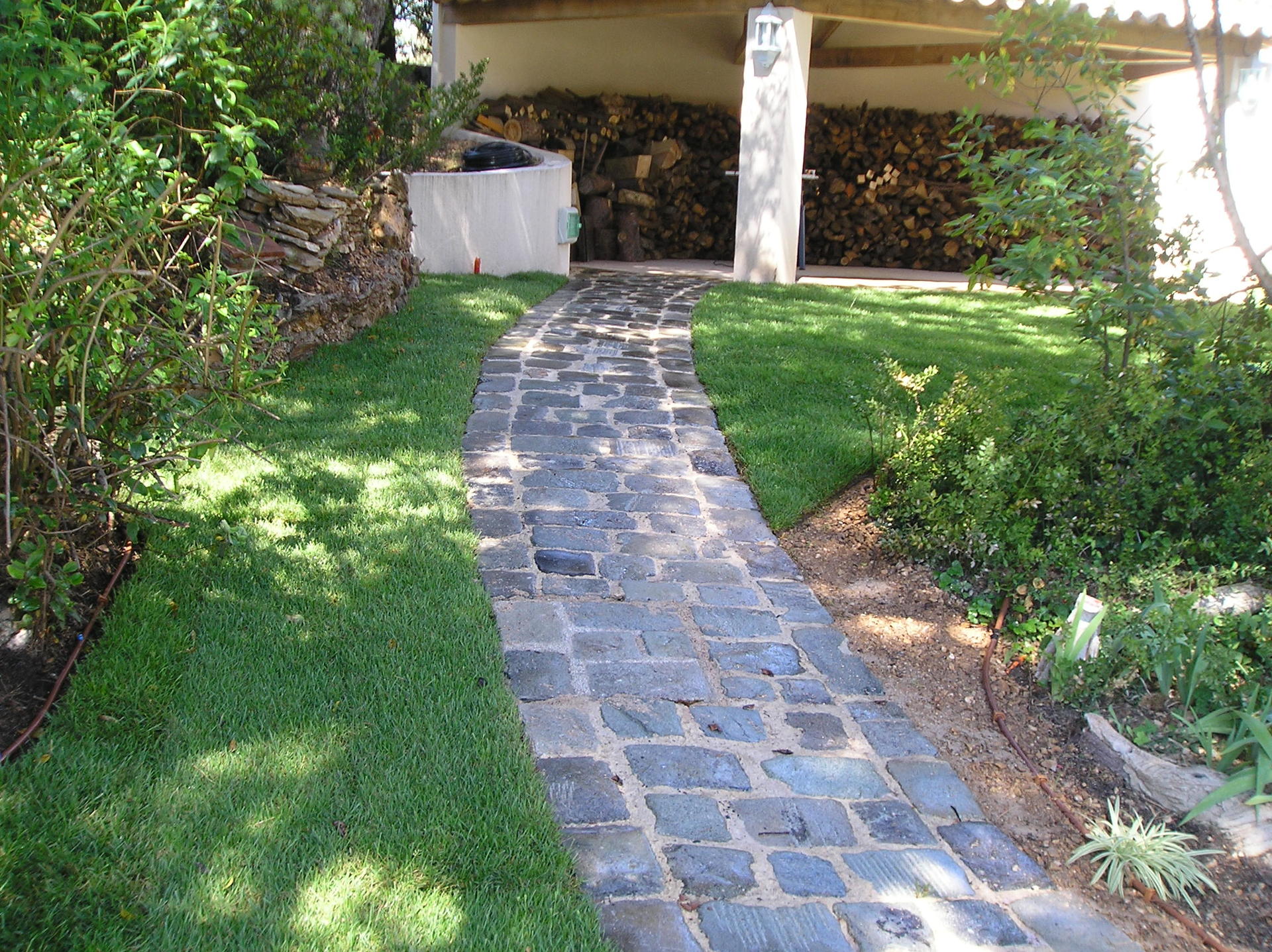 terrasse, voies carrossables, allées piétonnières, pas japonais, barrettes d'ardoise, en dalles de pierre, pavé granit, opus...