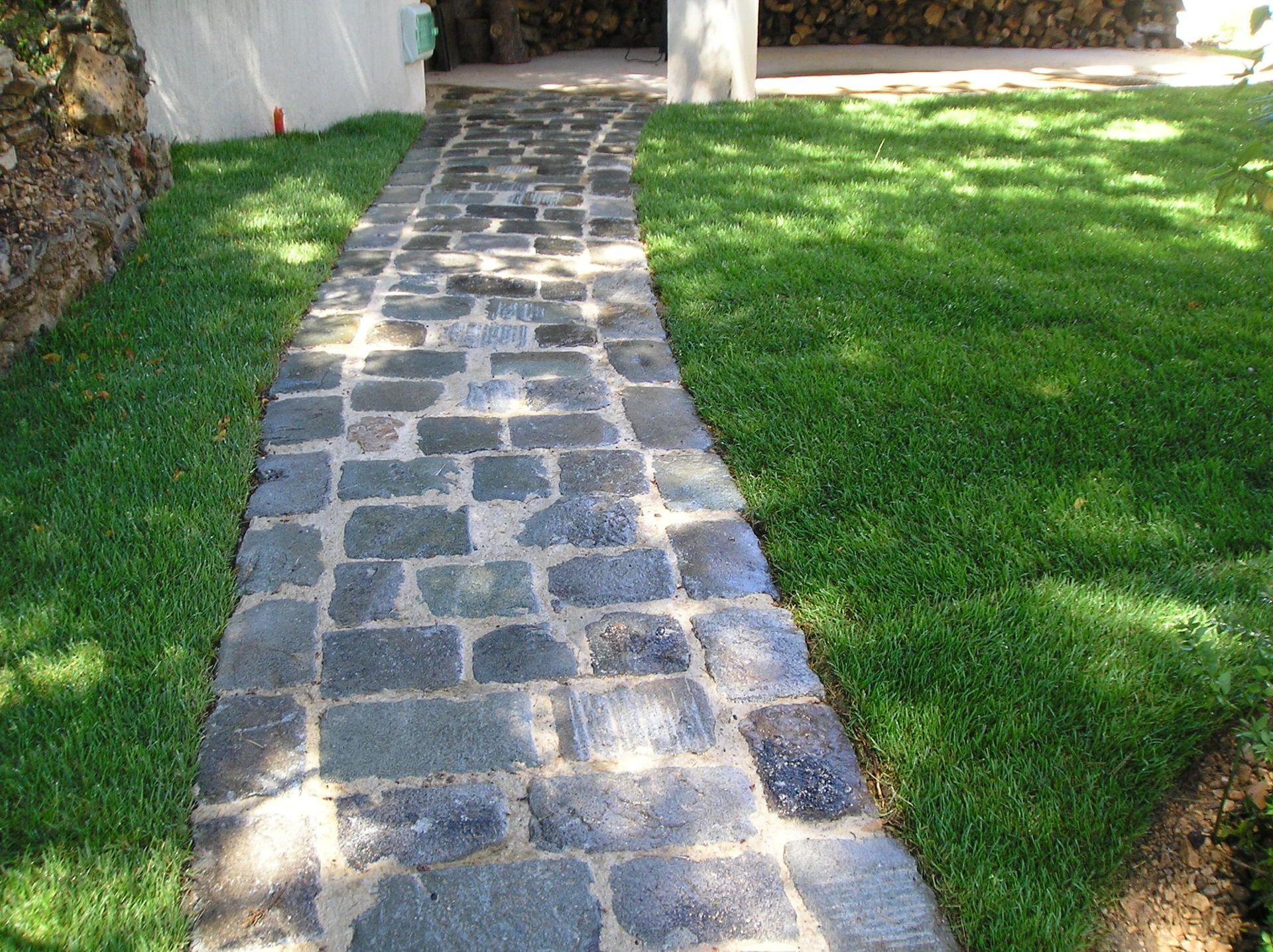 terrasse, voies carrossables, allées piétonnières, pas japonais, barrettes d'ardoise, en dalles de pierre, pavé granit, opus...