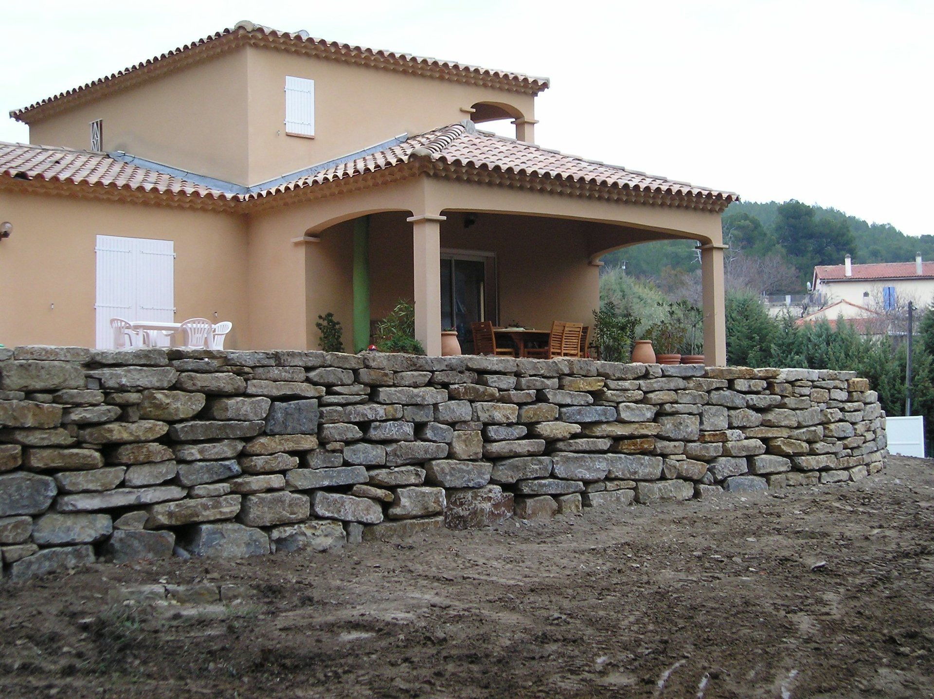 mur de soutènement, pierre naturelle, pierre de la cadière, poteaux en bois