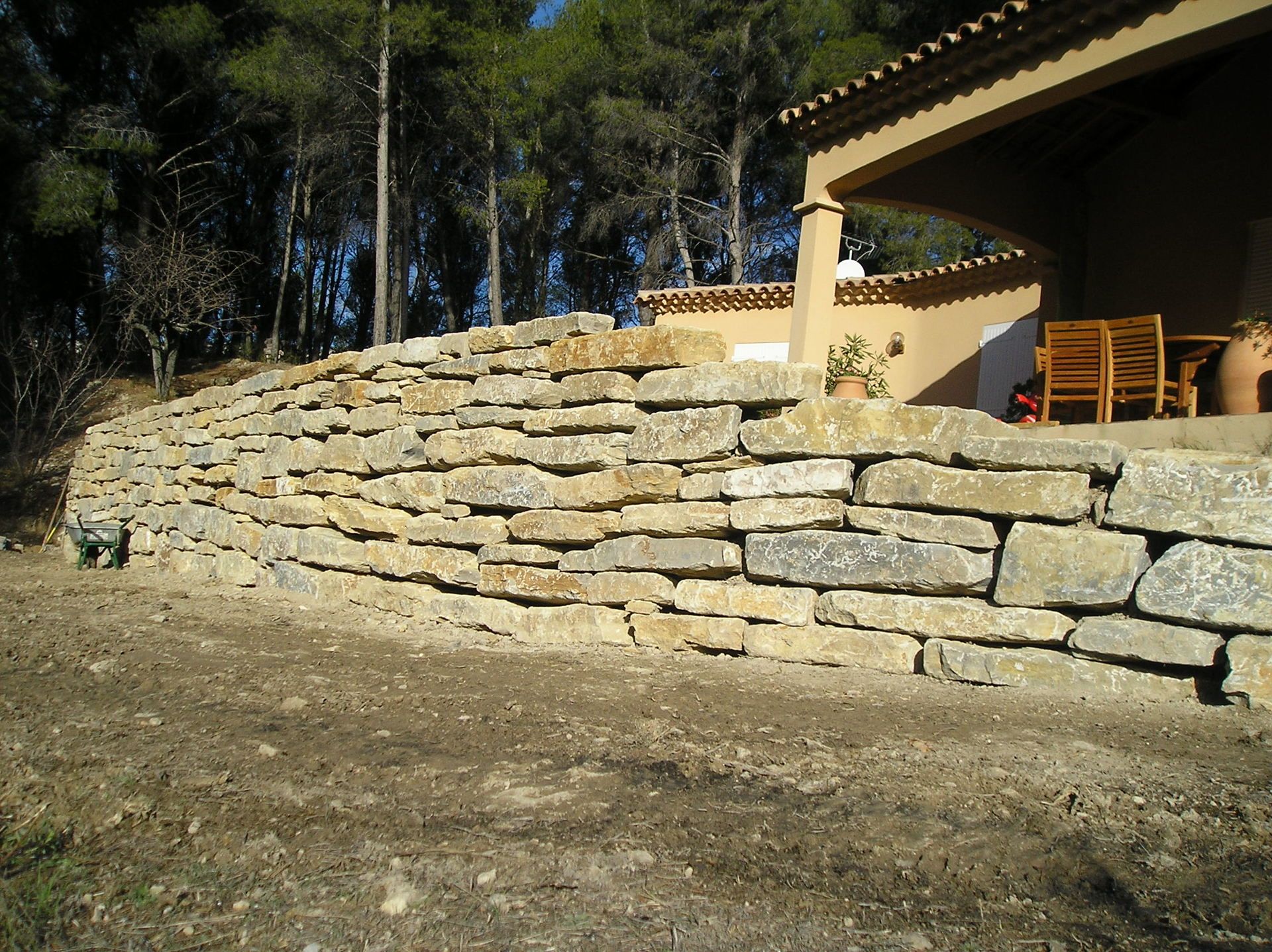 mur de soutènement, pierre naturelle, pierre de la cadière, poteaux en bois