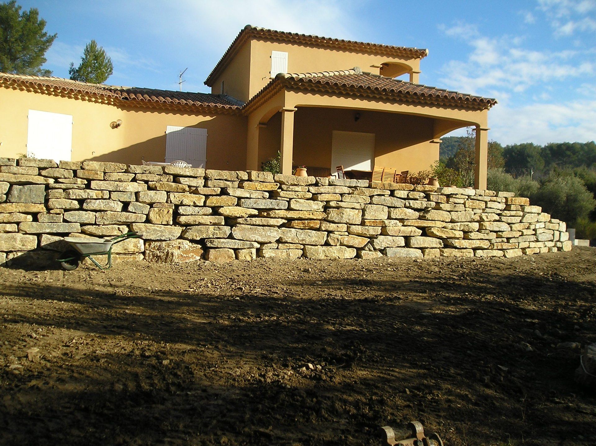 mur de soutènement, pierre naturelle, pierre de la cadière, poteaux en bois