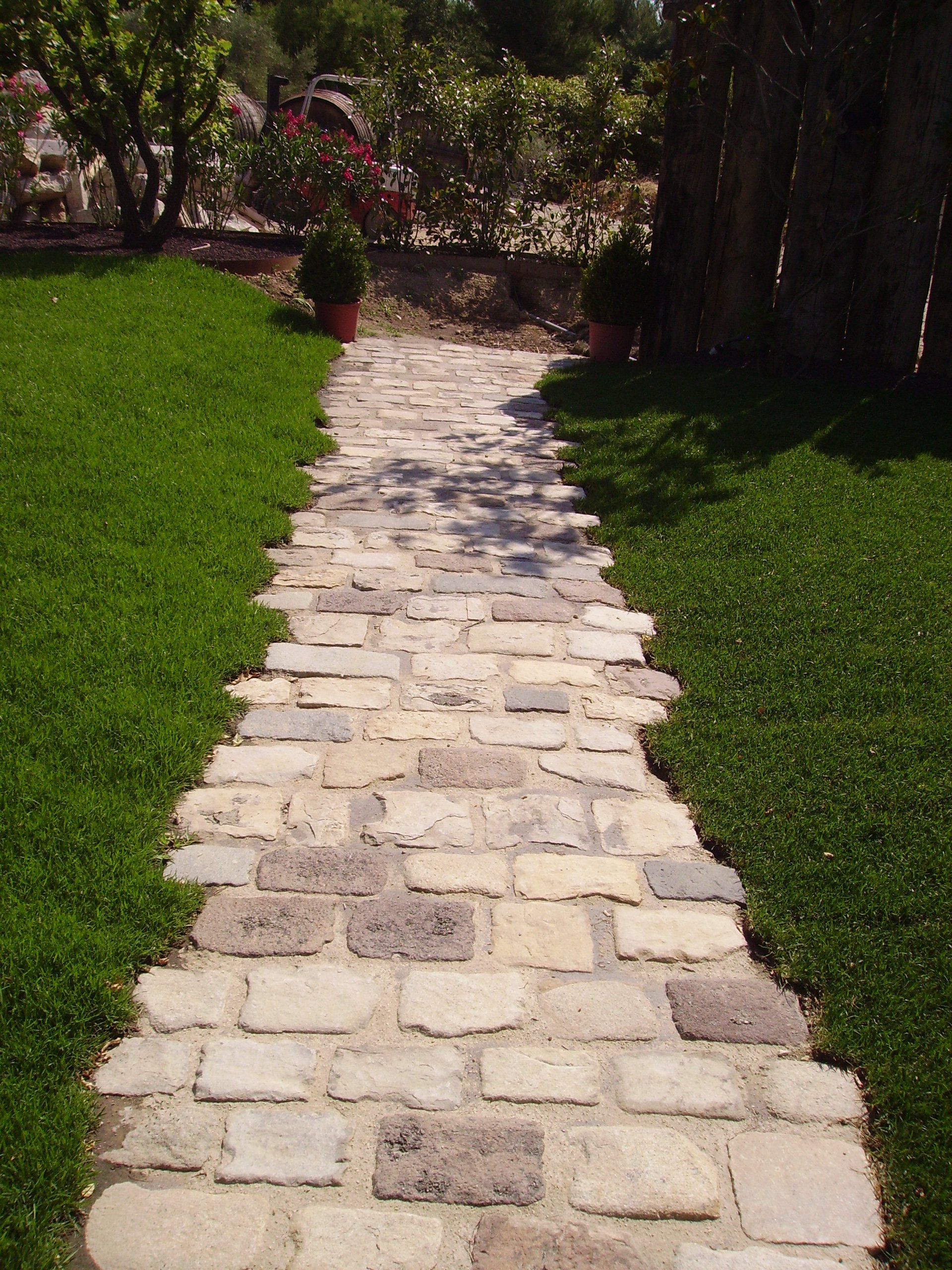 terrasse, voies carrossables, allées piétonnières, pas japonais, barrettes d'ardoise, en dalles de pierre, pavé granit, opus...
