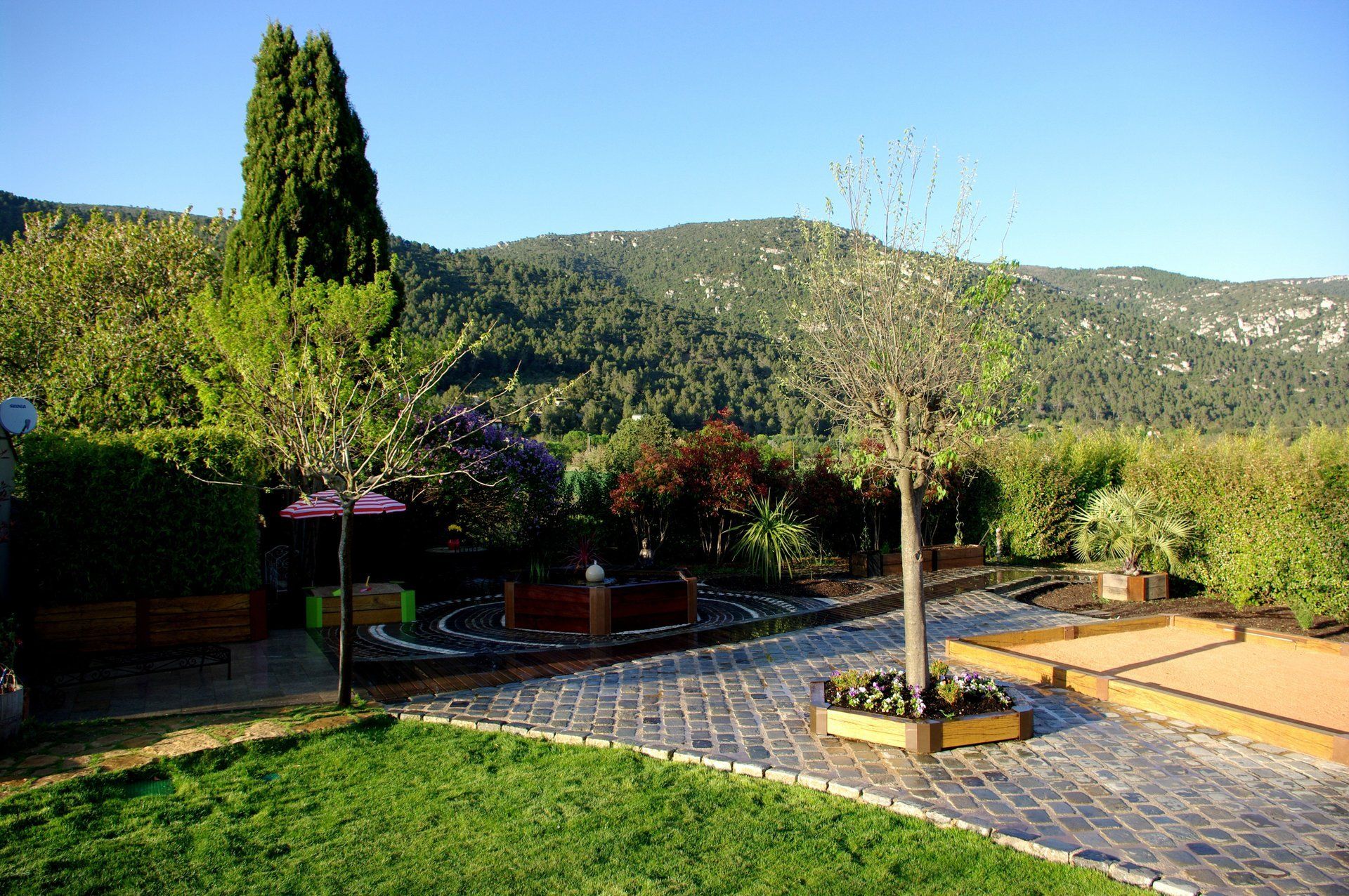 terrasse, voies carrossables, allées piétonnières, pas japonais, barrettes d'ardoise, en dalles de pierre, pavé granit, opus...