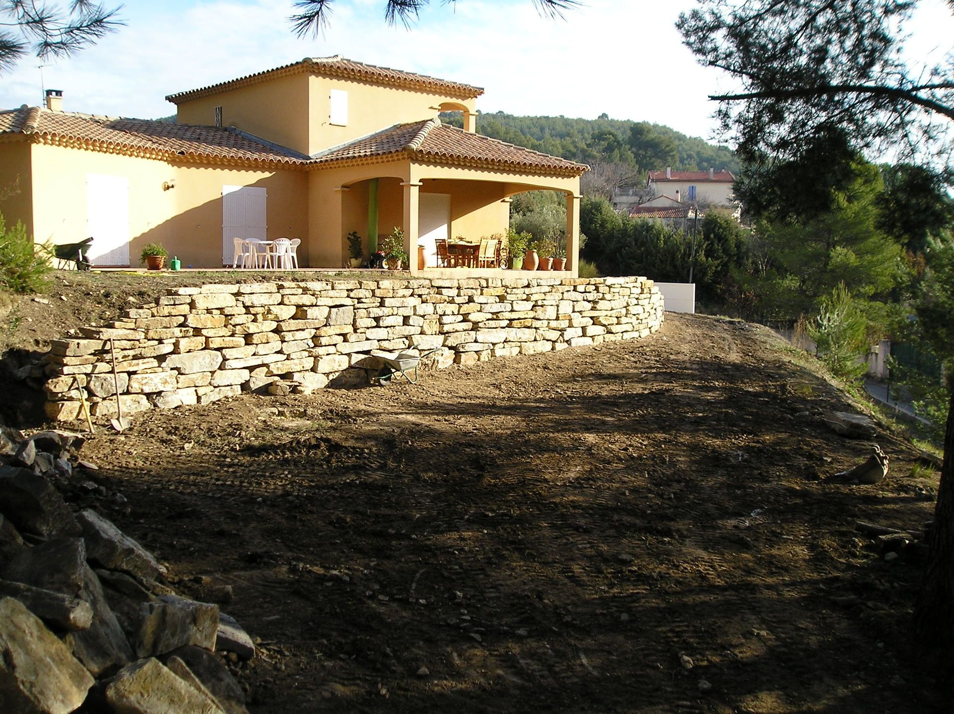 mur de soutènement, pierre naturelle, pierre de la cadière, poteaux en bois