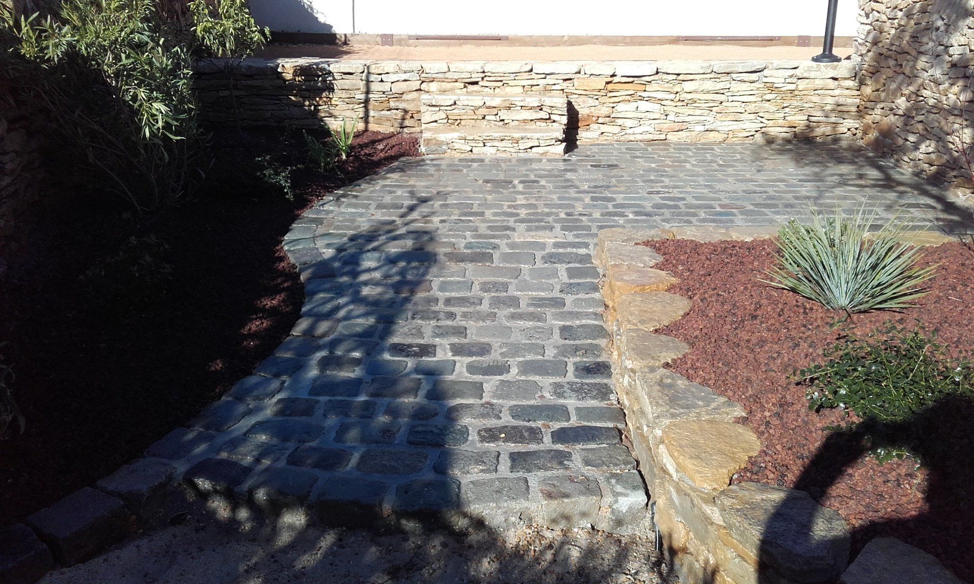 terrasse, voies carrossables, allées piétonnières, pas japonais, barrettes d'ardoise, en dalles de pierre, pavé granit, opus...