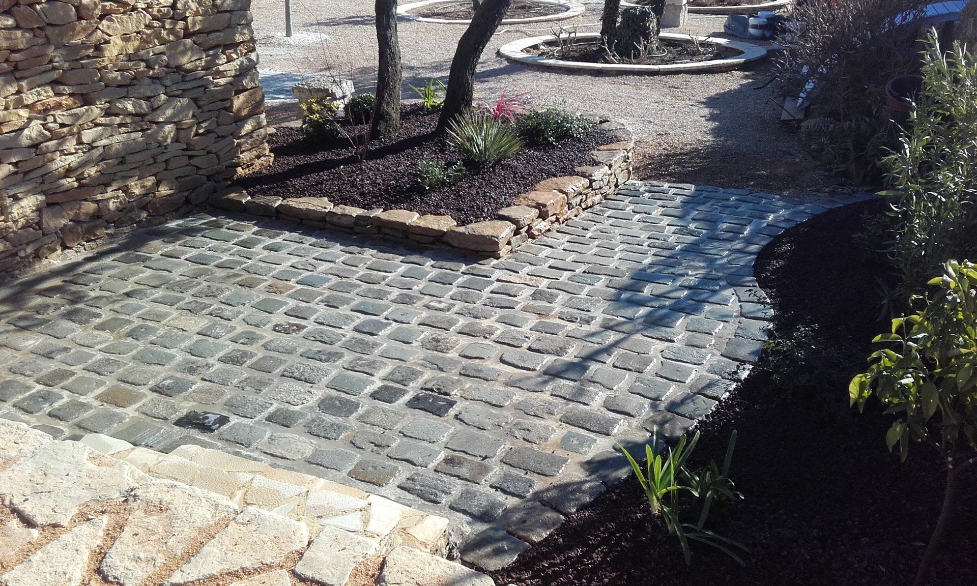 terrasse, voies carrossables, allées piétonnières, pas japonais, barrettes d'ardoise, en dalles de pierre, pavé granit, opus...