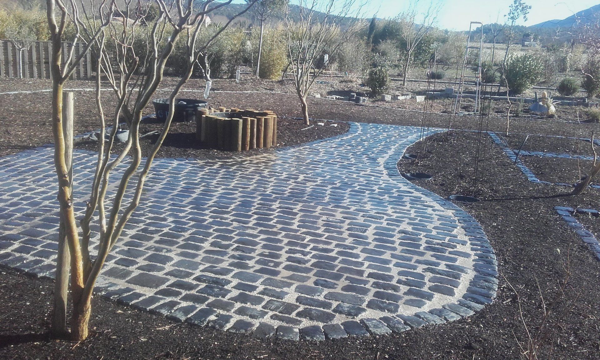 terrasse, voies carrossables, allées piétonnières, pas japonais, barrettes d'ardoise, en dalles de pierre, pavé granit, opus...