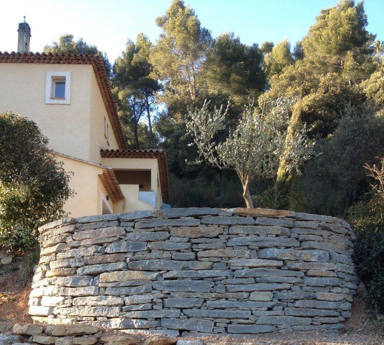 mur de soutènement, pierre naturelle, pierre de la cadière, poteaux en bois