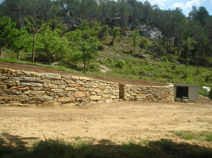 mur de soutènement, pierre naturelle, pierre de la cadière, poteaux en bois