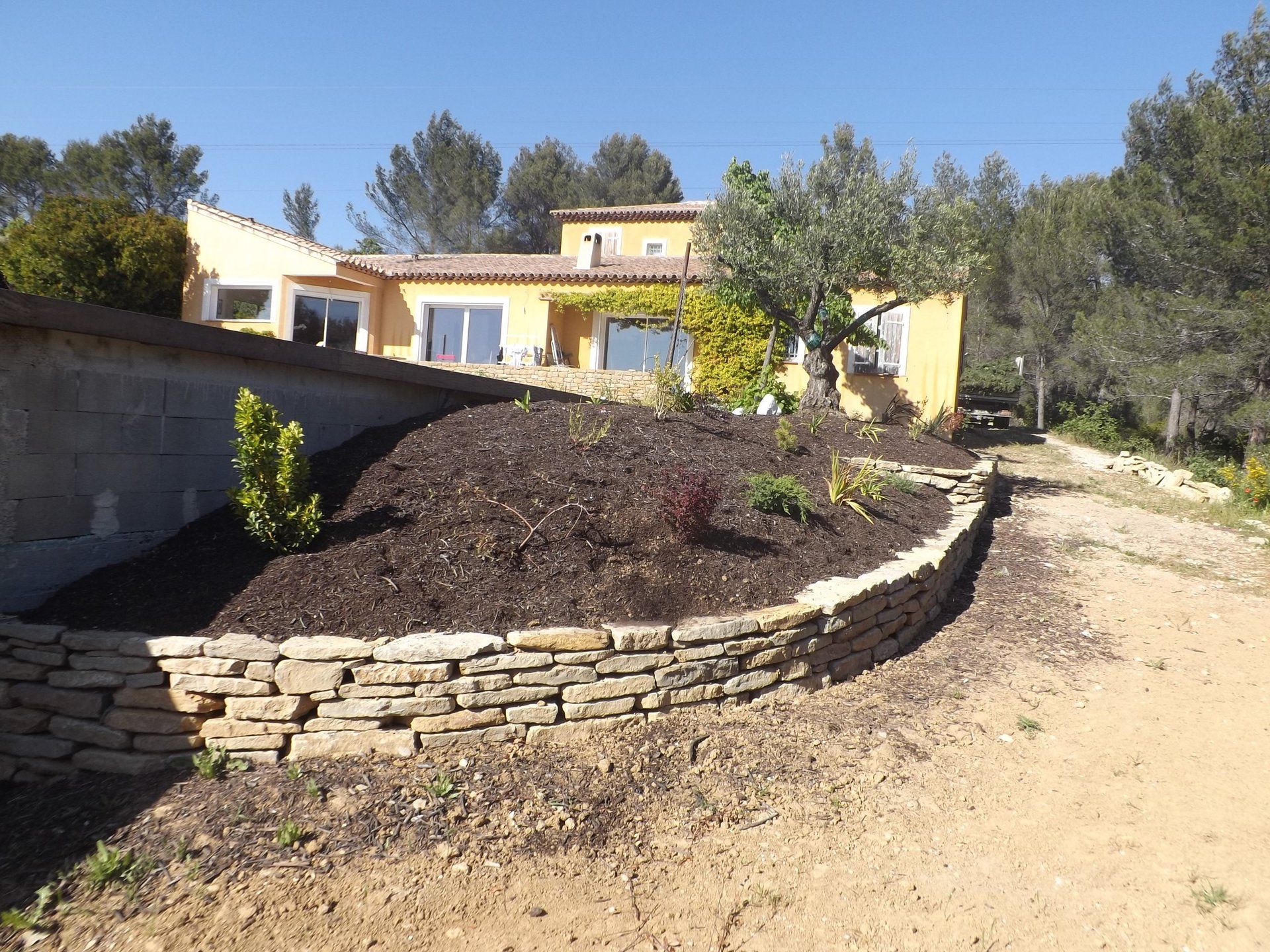 mur de soutènement, pierre naturelle, pierre de la cadière, poteaux en bois