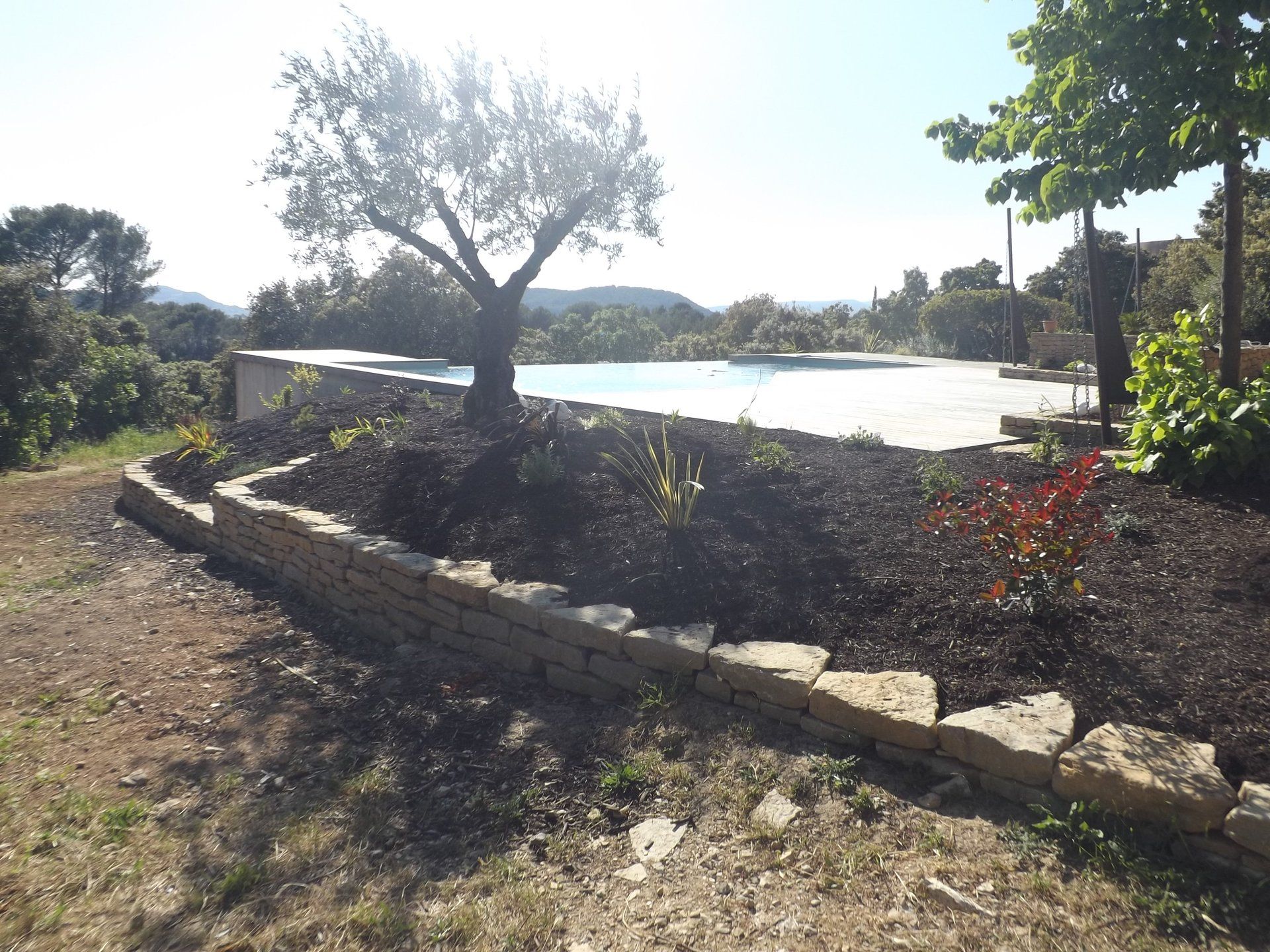 mur de soutènement, pierre naturelle, pierre de la cadière, poteaux en bois