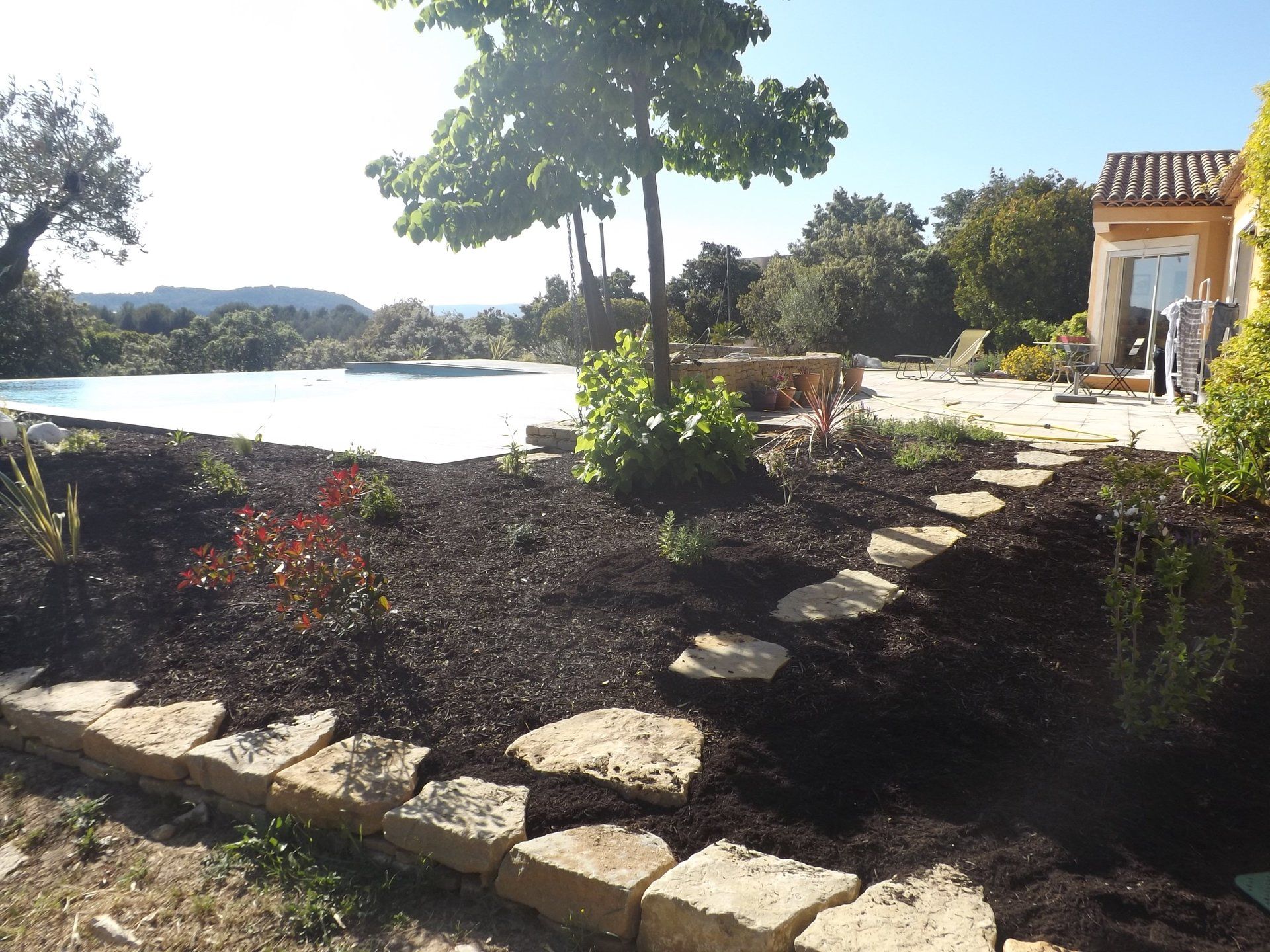 terrasse, voies carrossables, allées piétonnières, pas japonais, barrettes d'ardoise, en dalles de pierre, pavé granit, opus...