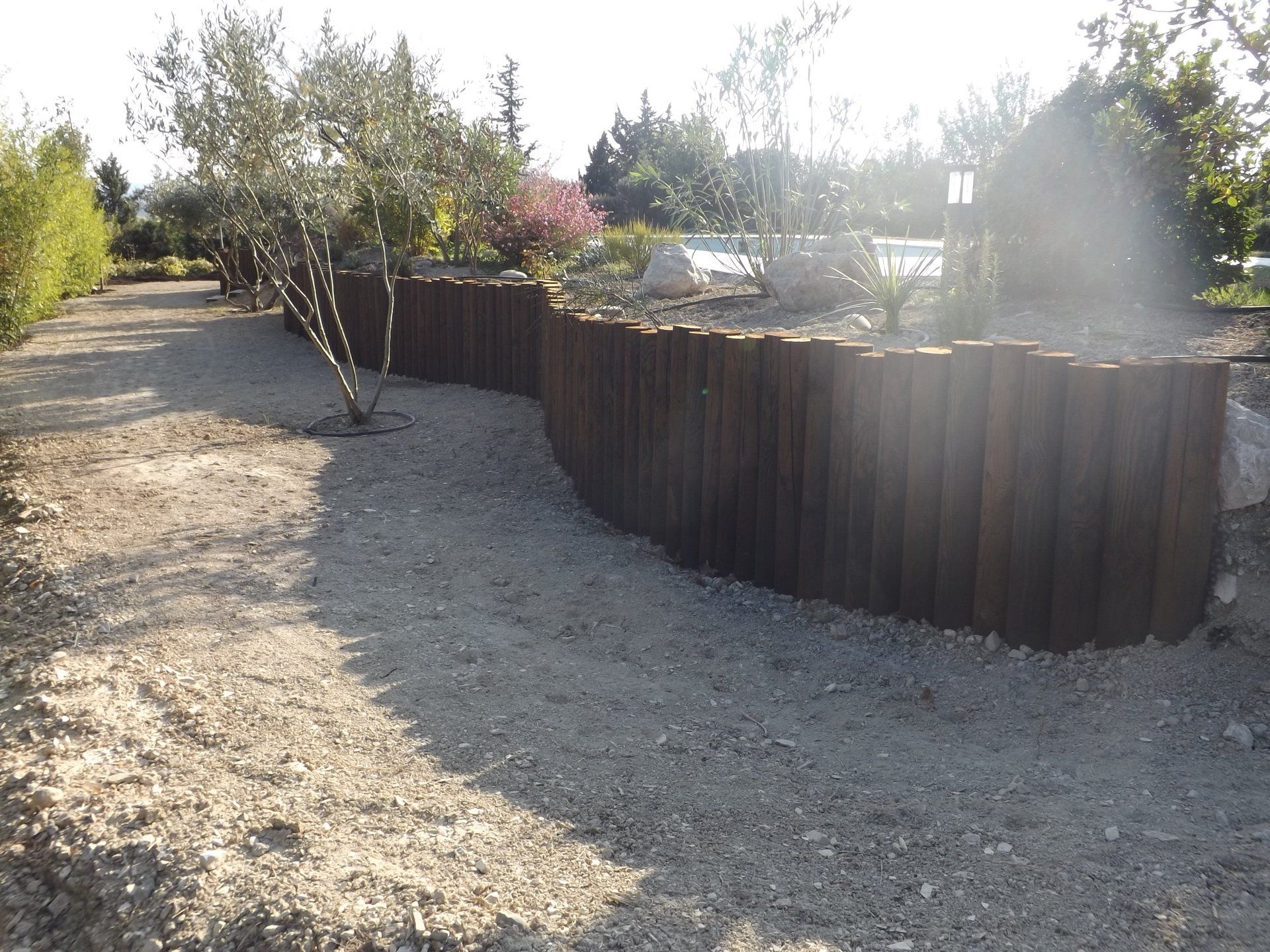 mur de soutènement, pierre naturelle, pierre de la cadière, poteaux en bois