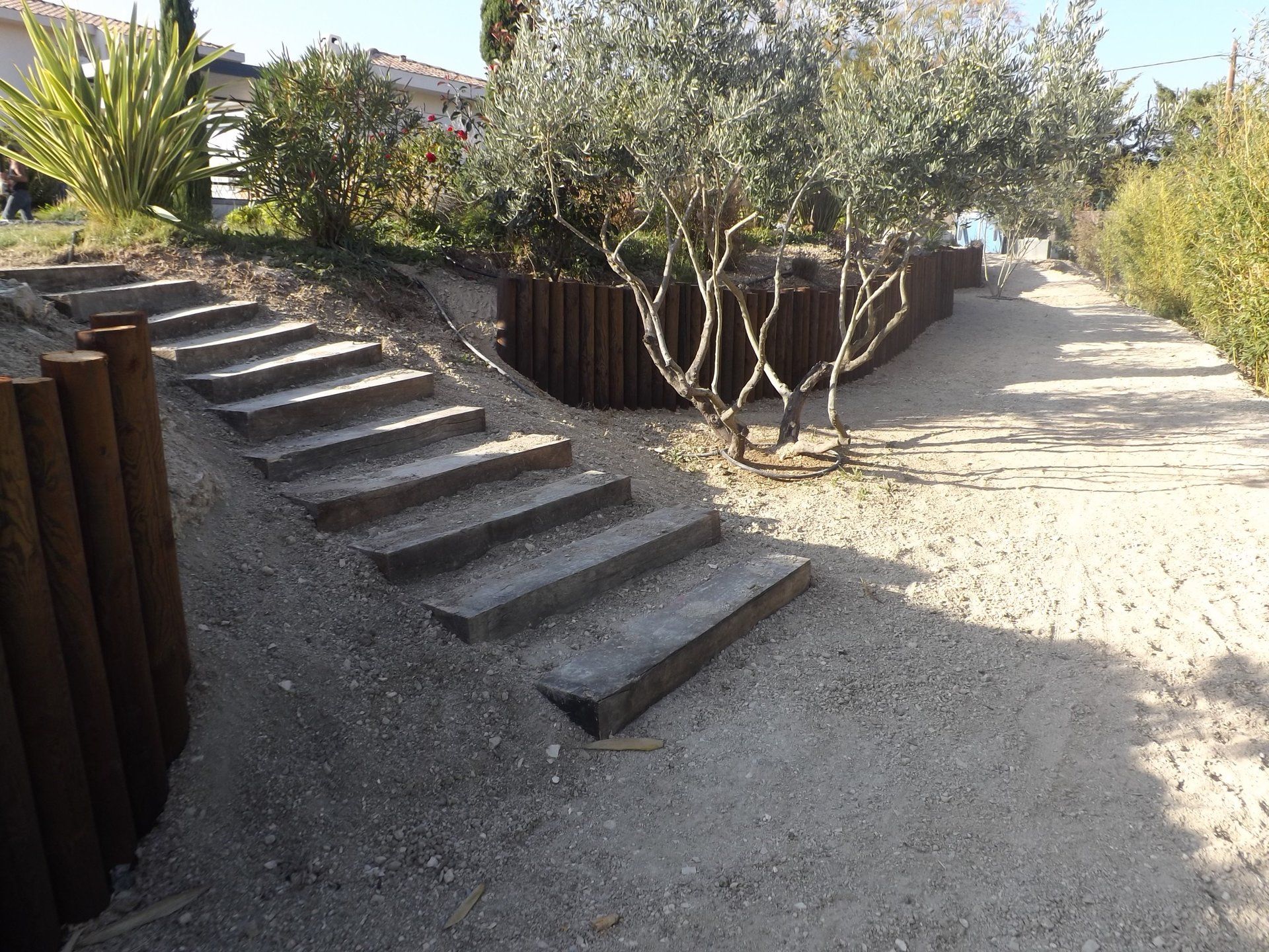 terrasse, voies carrossables, allées piétonnières, pas japonais, barrettes d'ardoise, en dalles de pierre, pavé granit, opus...