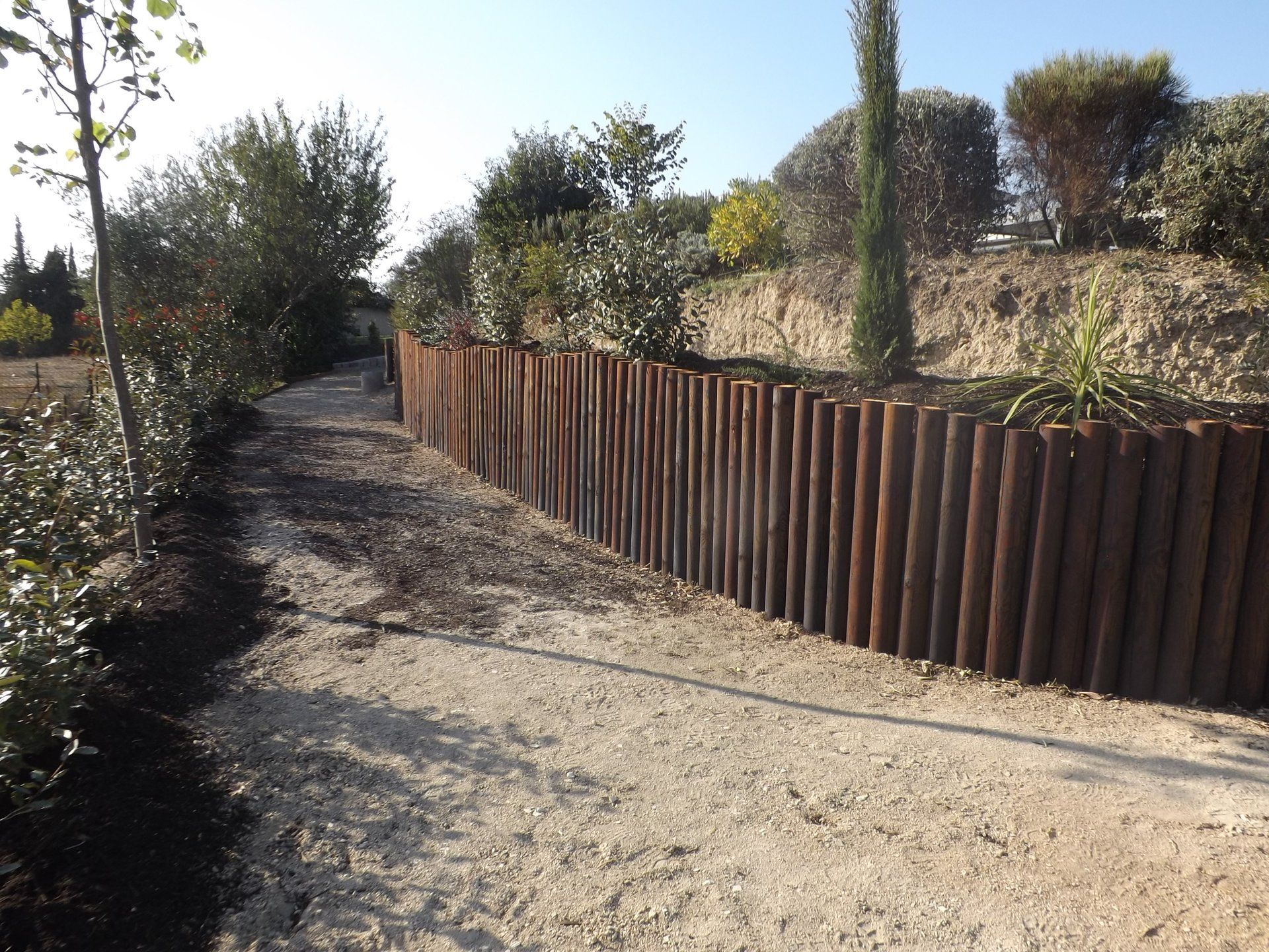 mur de soutènement, pierre naturelle, pierre de la cadière, poteaux en bois