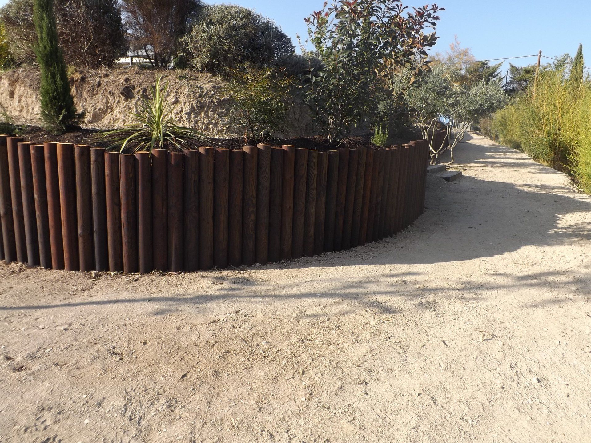mur de soutènement, pierre naturelle, pierre de la cadière, poteaux en bois
