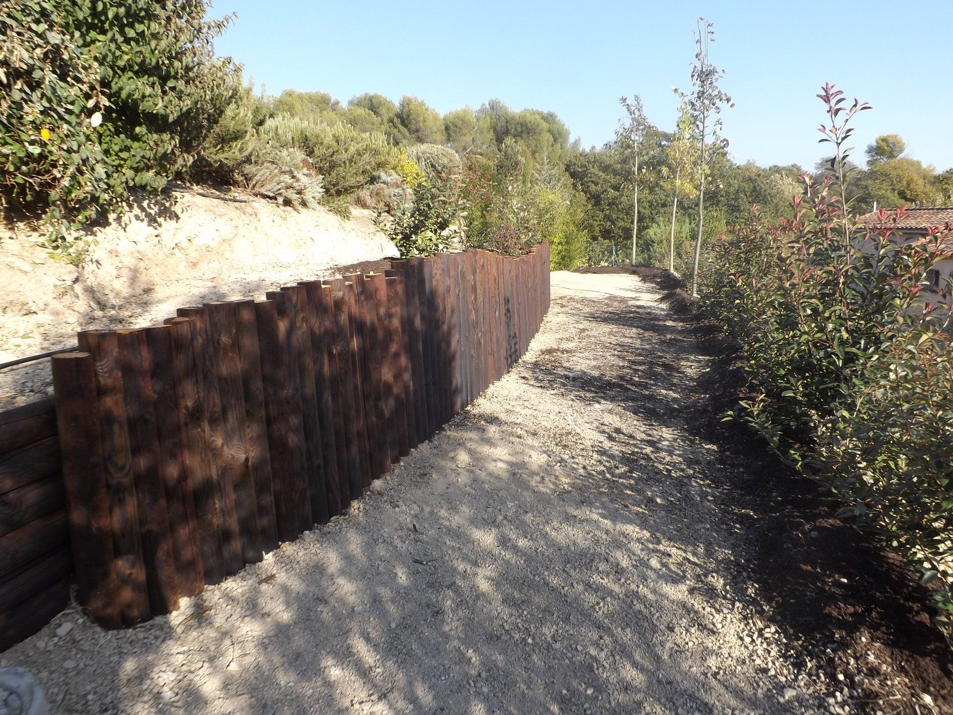 mur de soutènement, pierre naturelle, pierre de la cadière, poteaux en bois