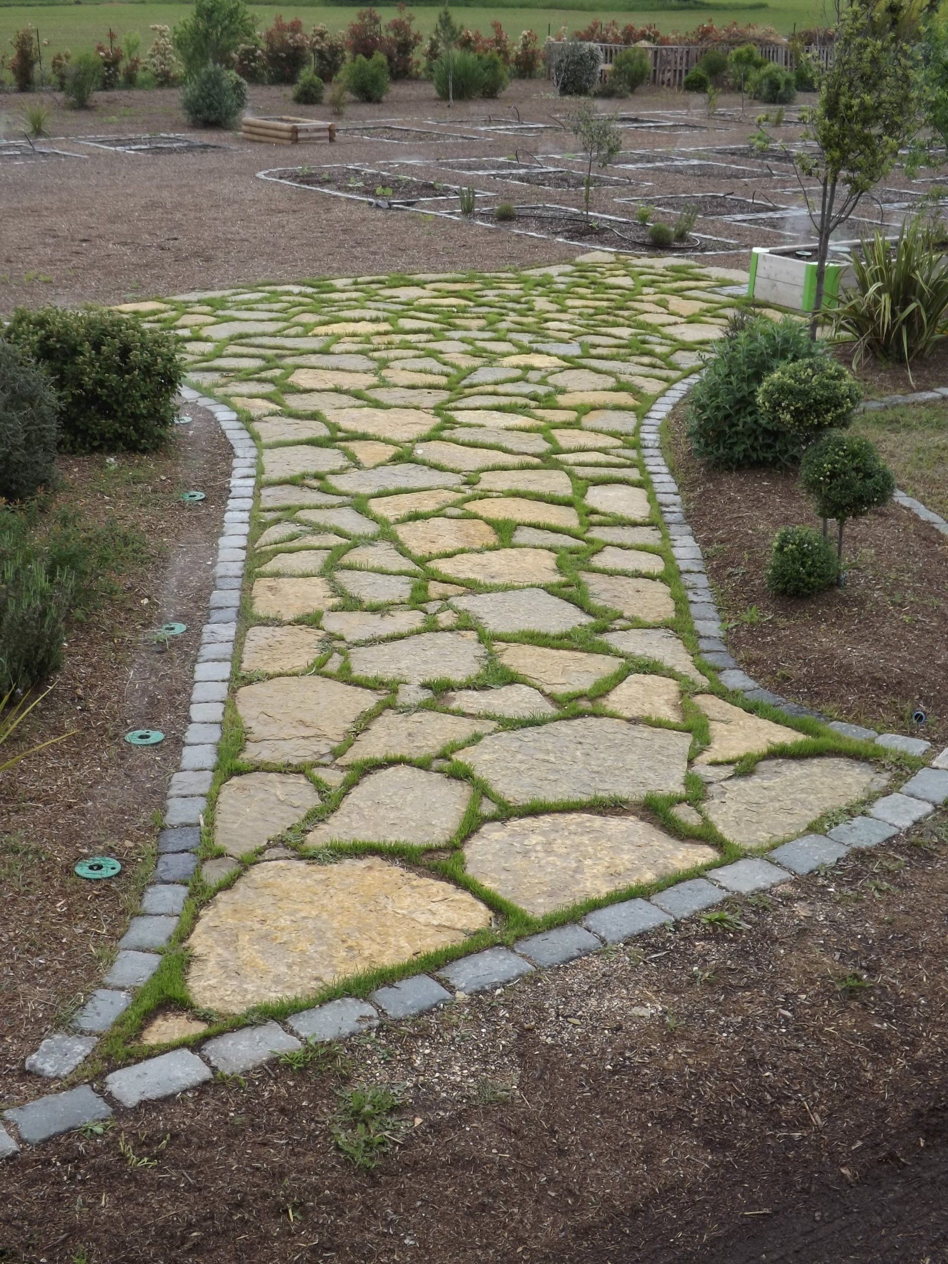 terrasse, voies carrossables, allées piétonnières, pas japonais, barrettes d'ardoise, en dalles de pierre, pavé granit, opus...