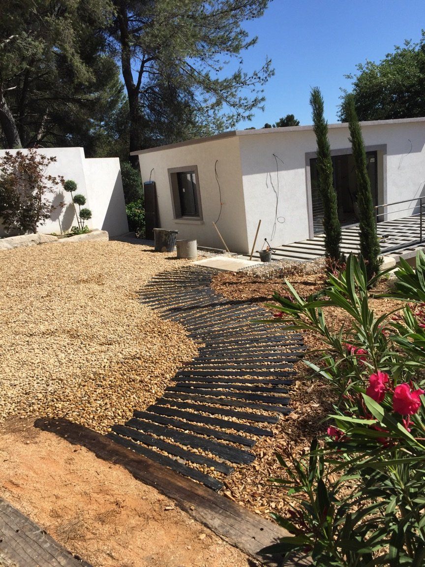 terrasse, voies carrossables, allées piétonnières, pas japonais, barrettes d'ardoise, en dalles de pierre, pavé granit, opus...