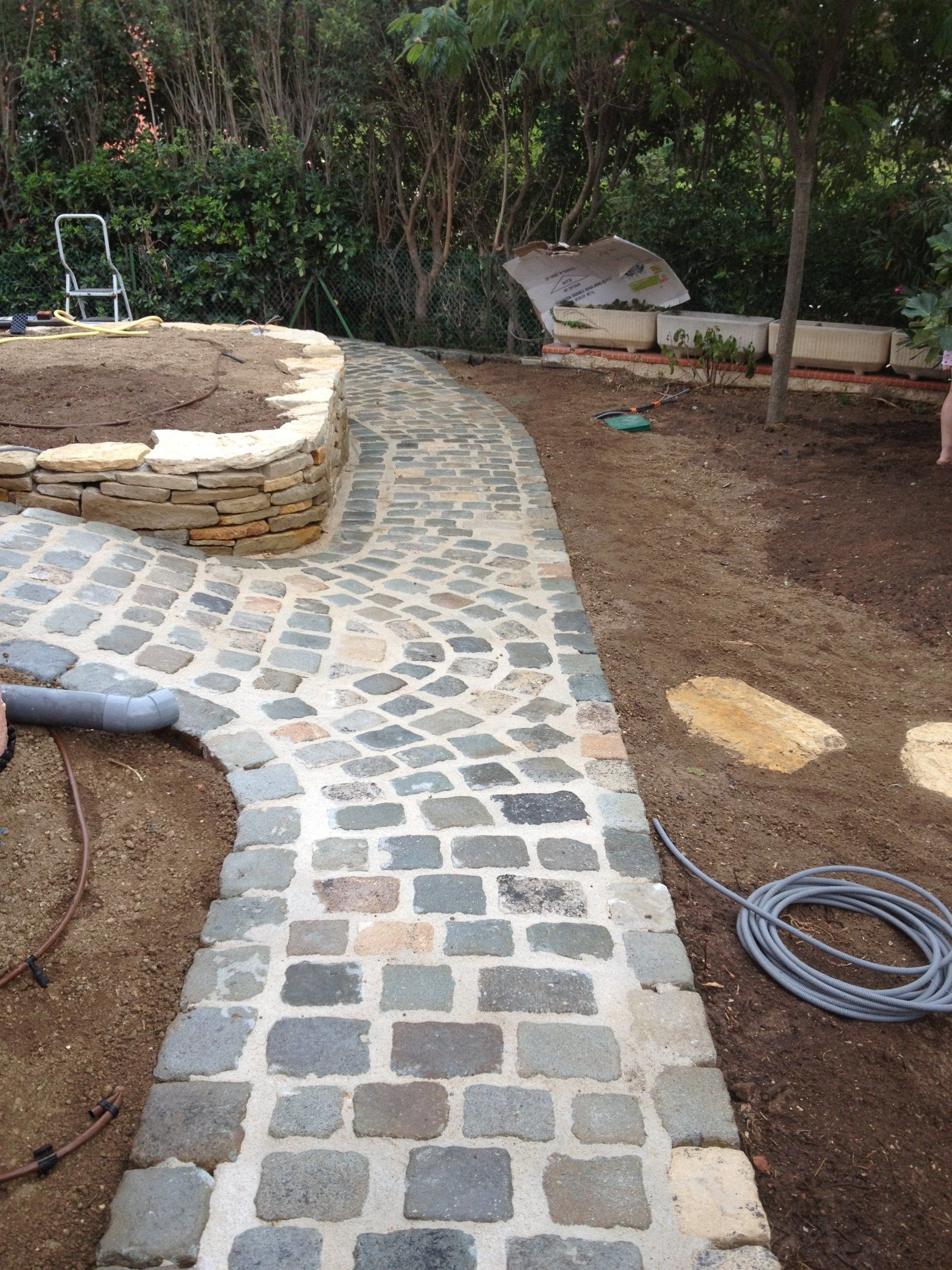 terrasse, voies carrossables, allées piétonnières, pas japonais, barrettes d'ardoise, en dalles de pierre, pavé granit, opus...