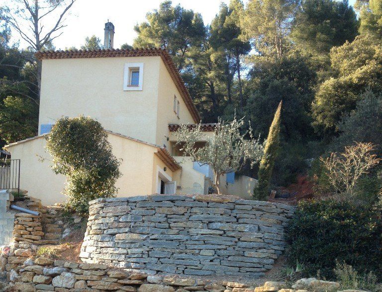 mur de soutènement, pierre naturelle, pierre de la cadière, poteaux en bois