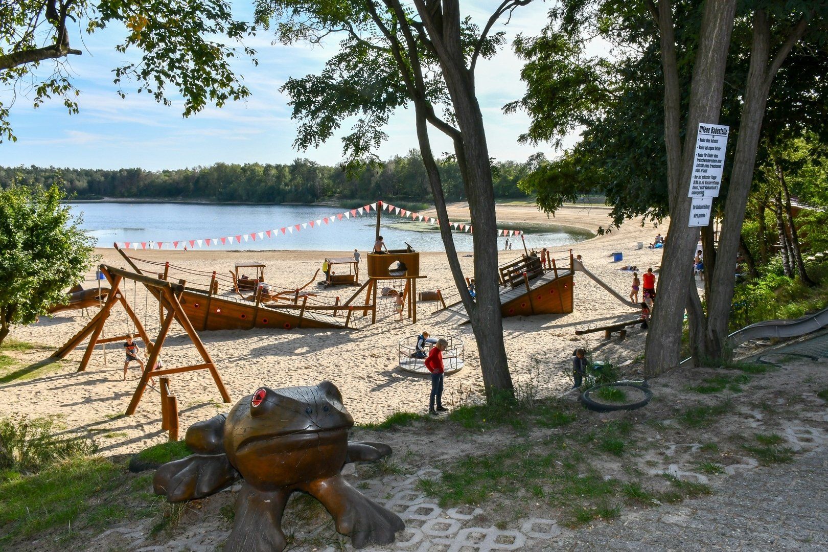 Badegäste genießen den Heidesee