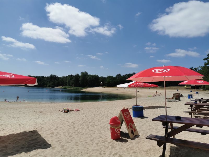 Familien am Sandstrand des Heidesees