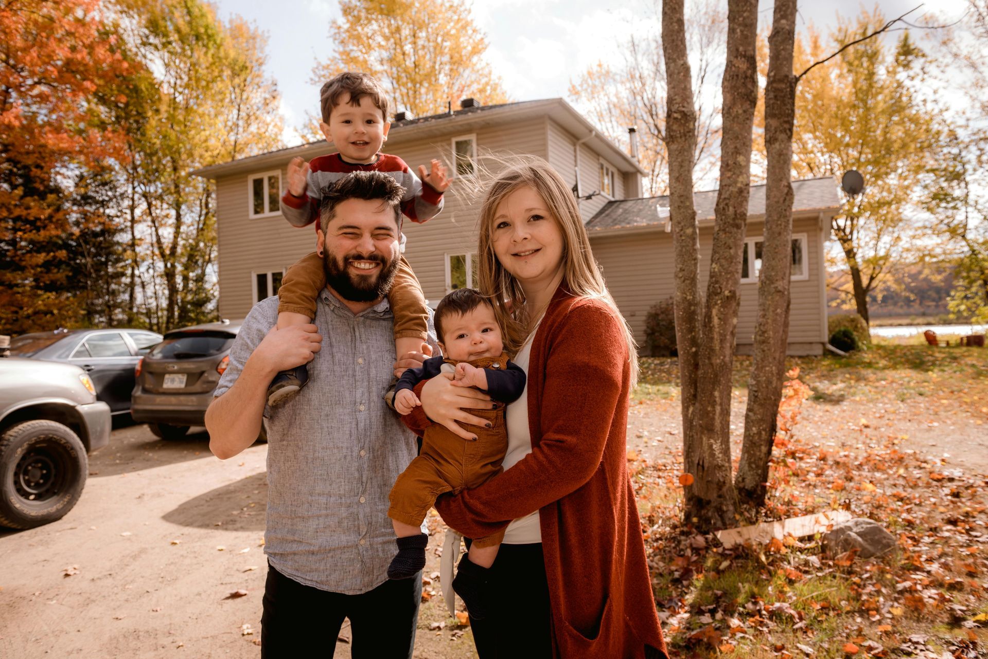 Familie im Herbst vor einem Haus glücklich