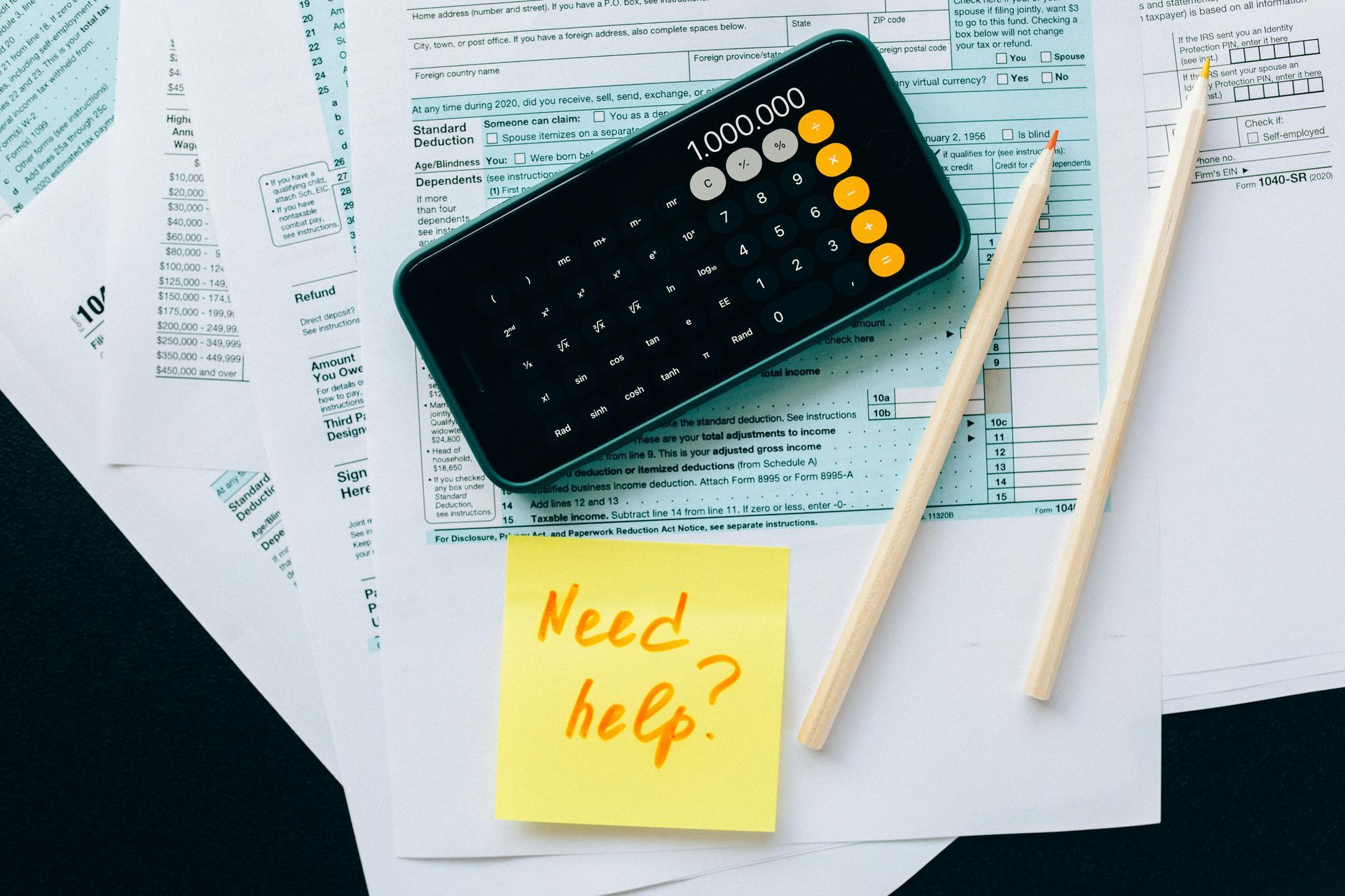 Taschenrechner auf Formularen mit Notiz „Need help?“