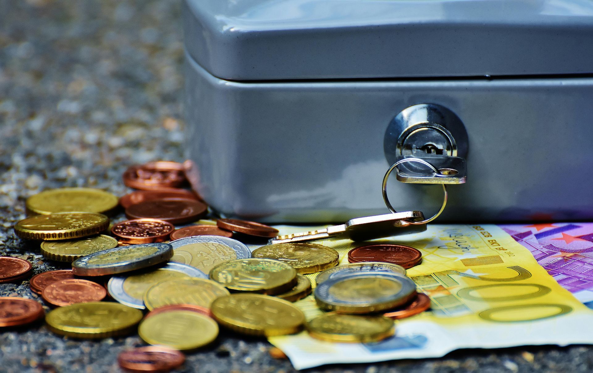 Geldkassette mit Schlüssel, Münzen und 200-Euro-Schein