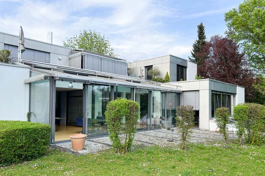 Geschäftsräume von Außen mit Garten für ruhige Momente in der Natur